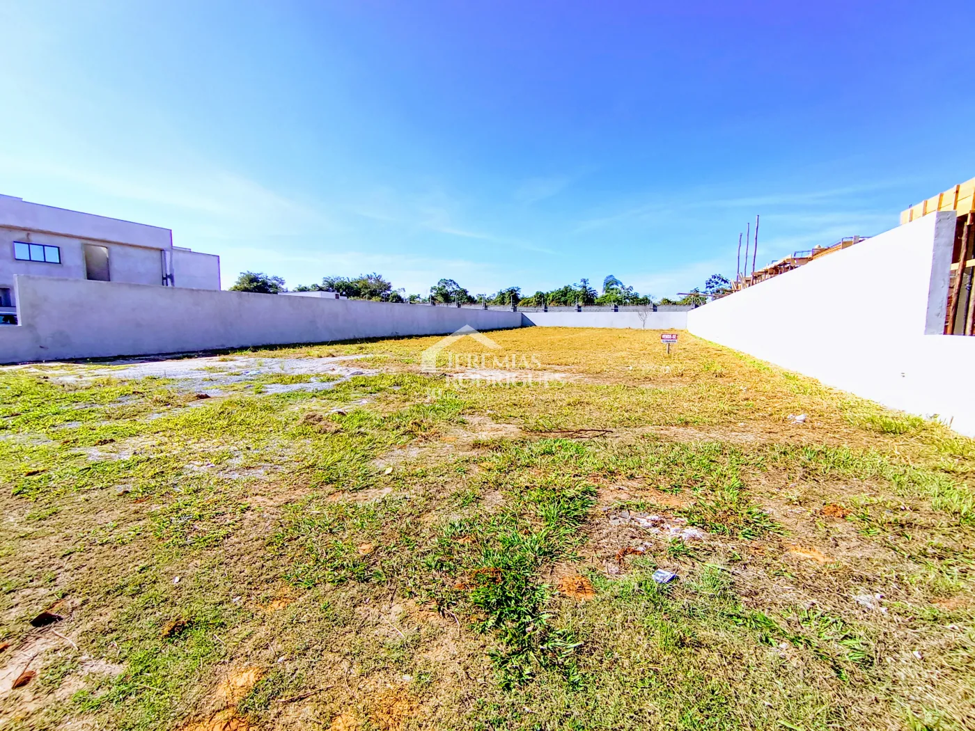 Terreno à venda com 1.044 m² no Condomínio Colonial Village II em Pindamonhangaba/SP.