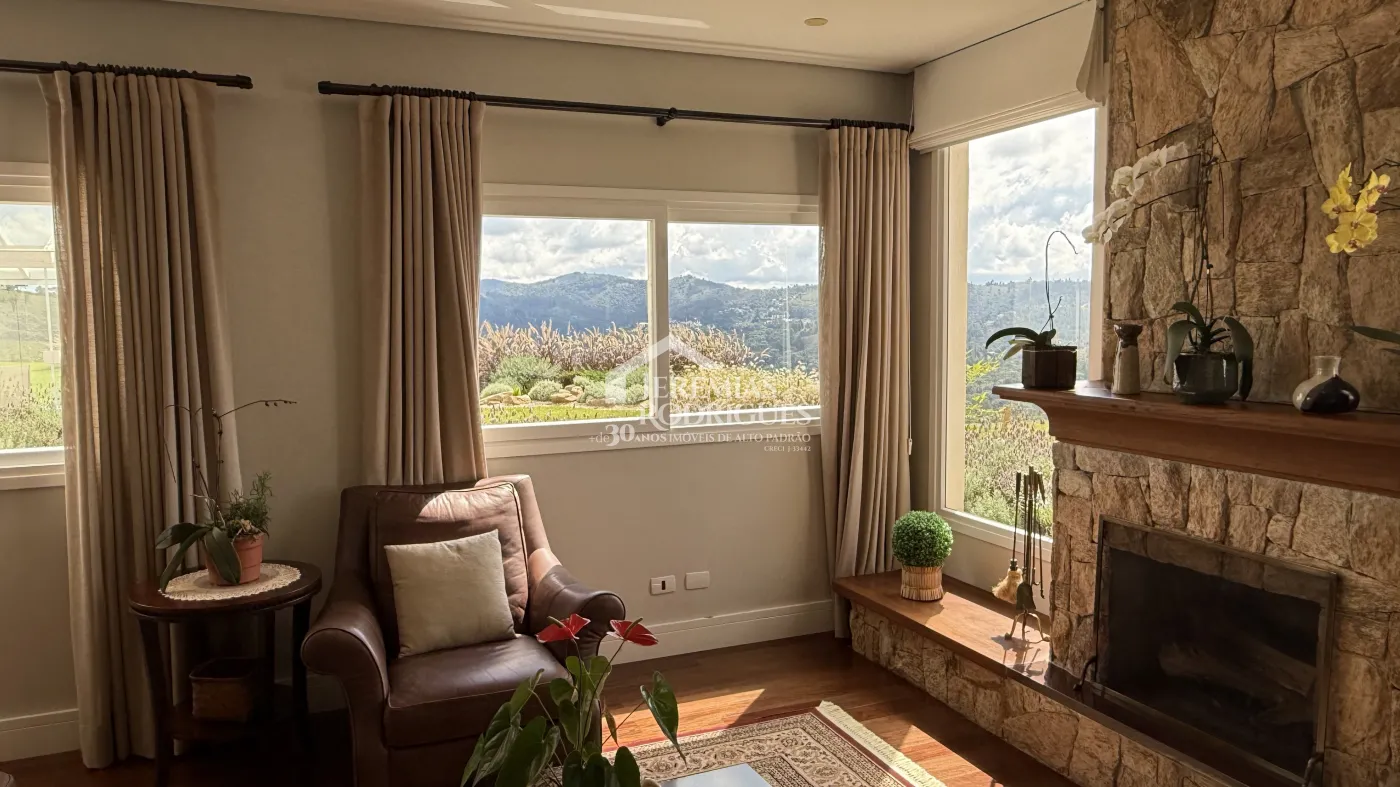 Casa à venda com 4 suítes no Condomínio Jardim Monte Belo em Campos do Jordão/SP.