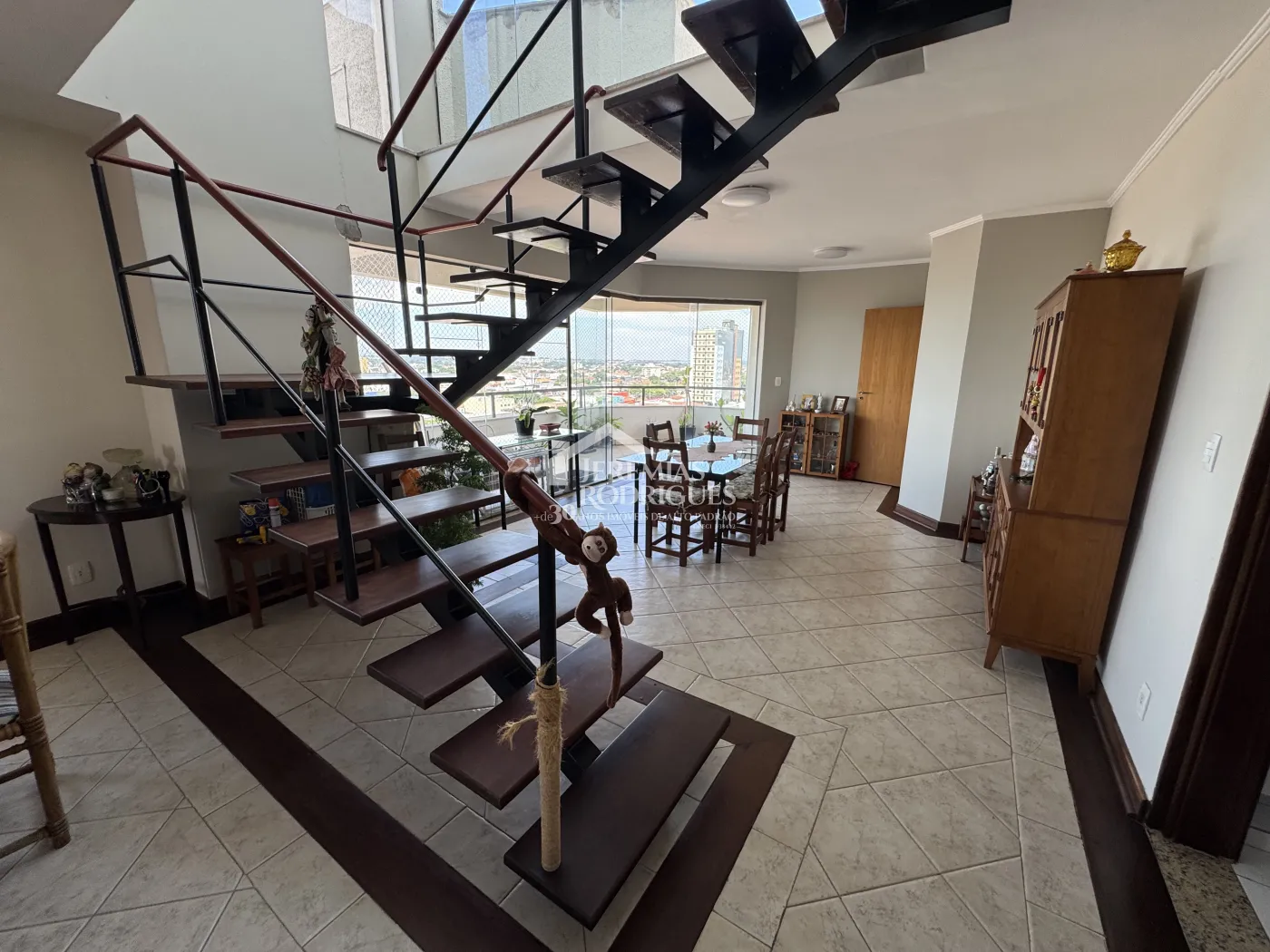 Apartamento à venda com 3 suítes, 276 m² no Edifício Vienna em Pindamonhangaba/SP.