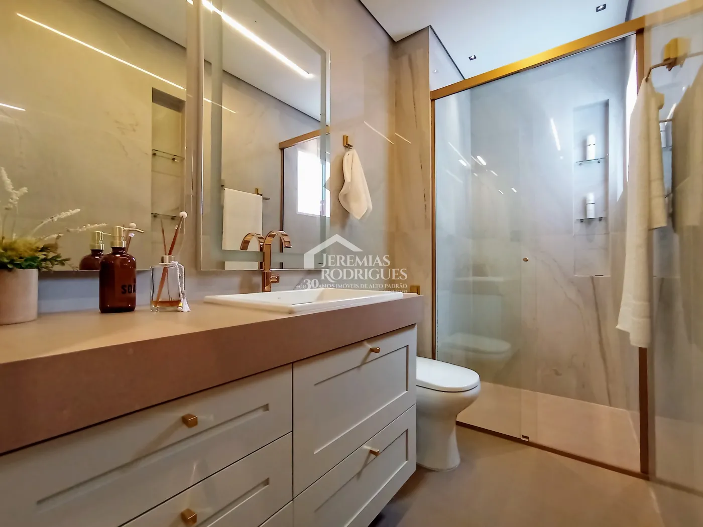 Apartamento à venda com 3 dormitórios, 117 m² no Condomínio Tríade Century Plaza em Taubaté/SP.