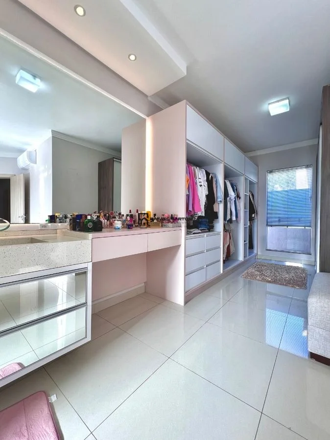 CASA COM PISCINA NO BAIRRO AMIZADE
