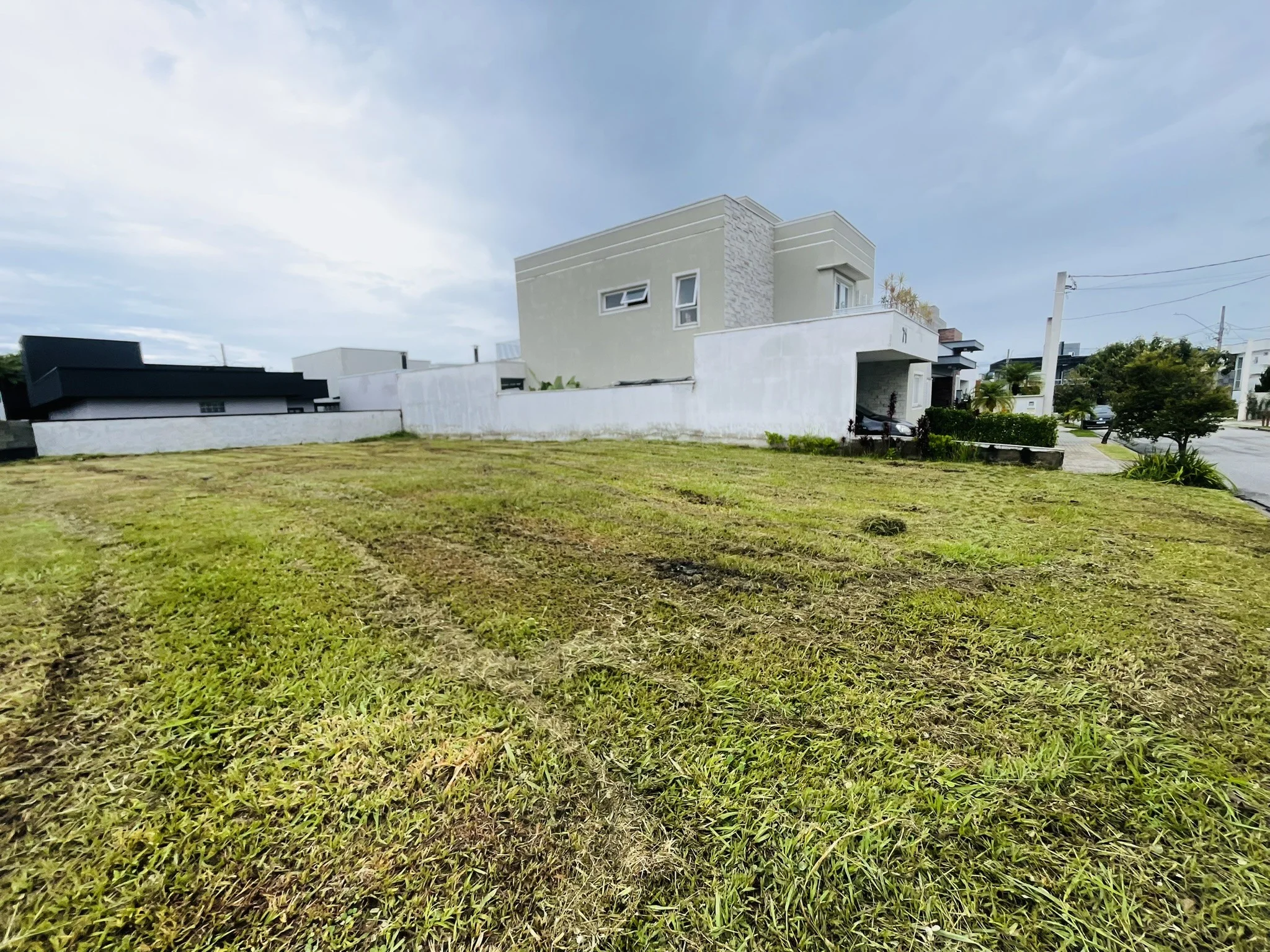 Terreno à venda com 300 m² no Condomínio Ouro Ville em Taubaté/SP. 