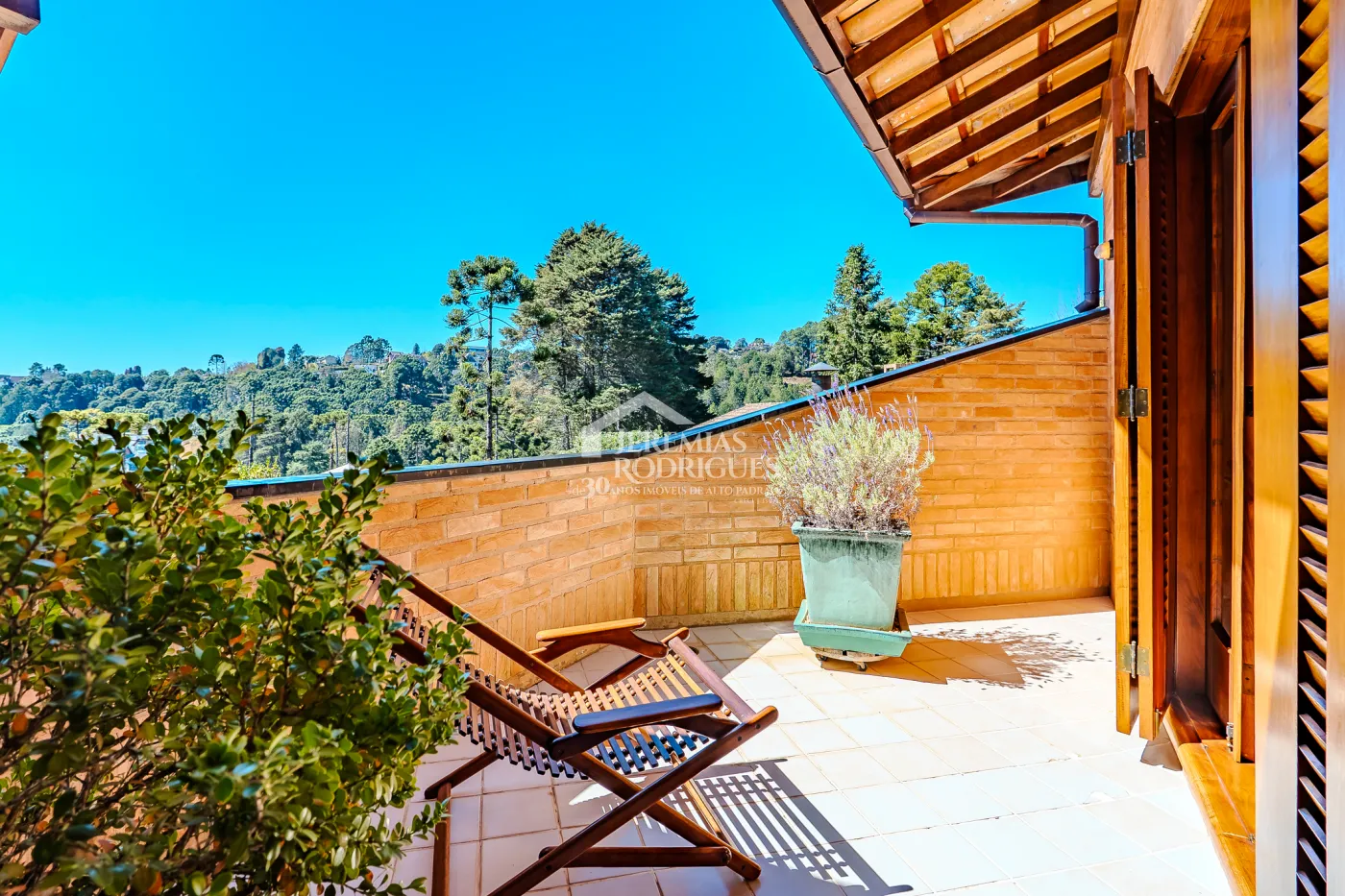 Mansão à venda com 7 suítes no Condomínio Vila Simonsen em Campos do Jordão/SP.