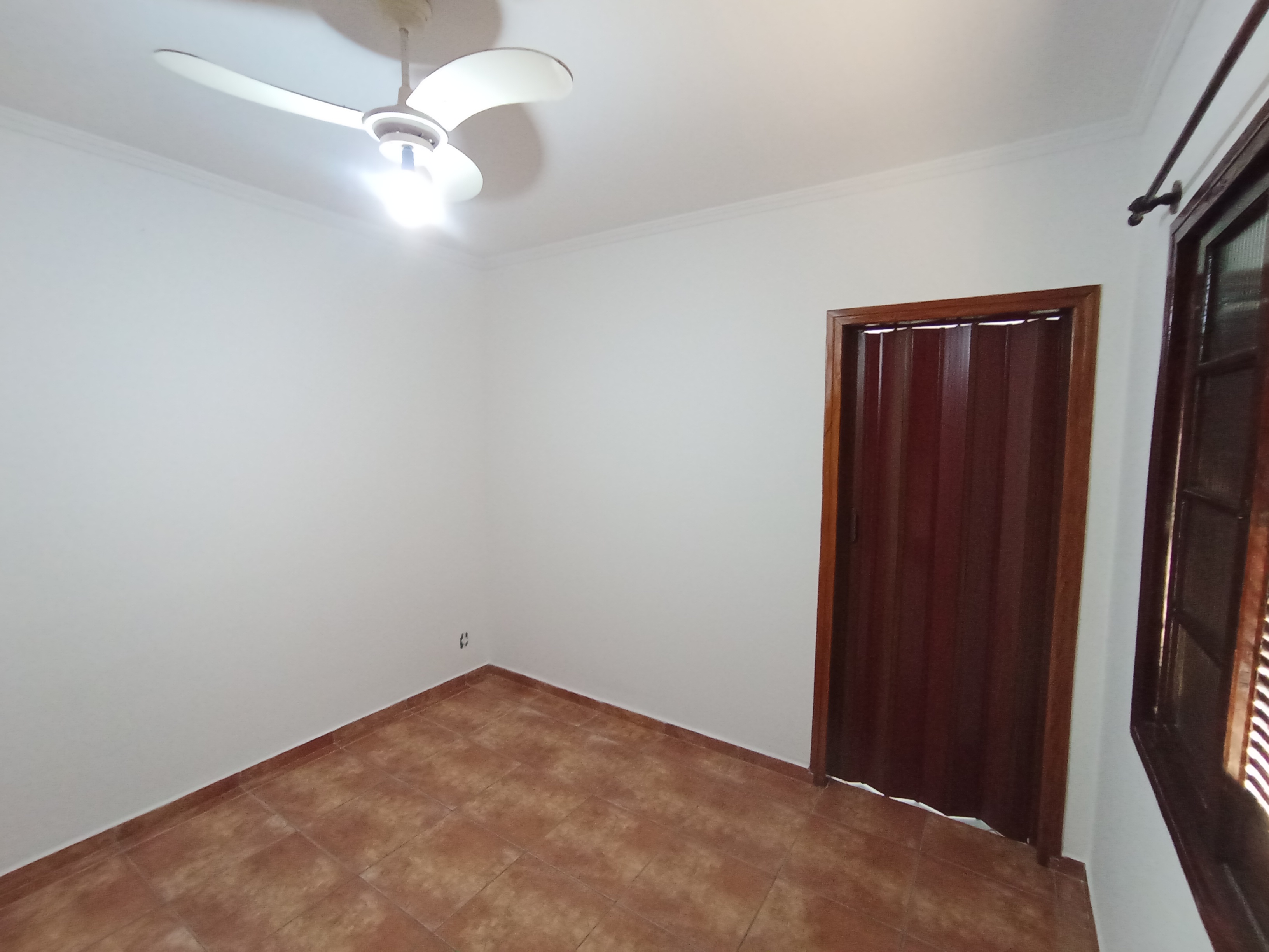 Chácara para venda e locação com 3 dormitórios no bairro Santana em Pindamonhangaba/SP.