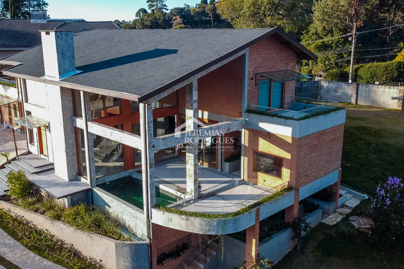 Casa com 4 suítes no condomínio Reserva Figueiredo em Campos do Jordão/SP