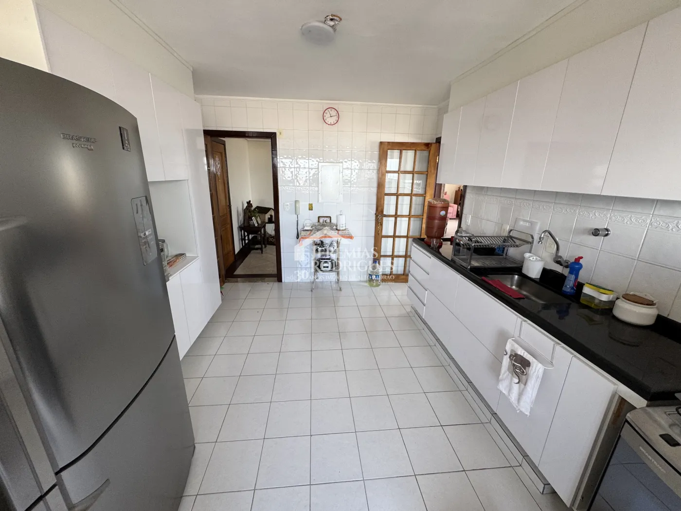 Apartamento à venda com 3 suítes, 276 m² no Edifício Vienna em Pindamonhangaba/SP.
