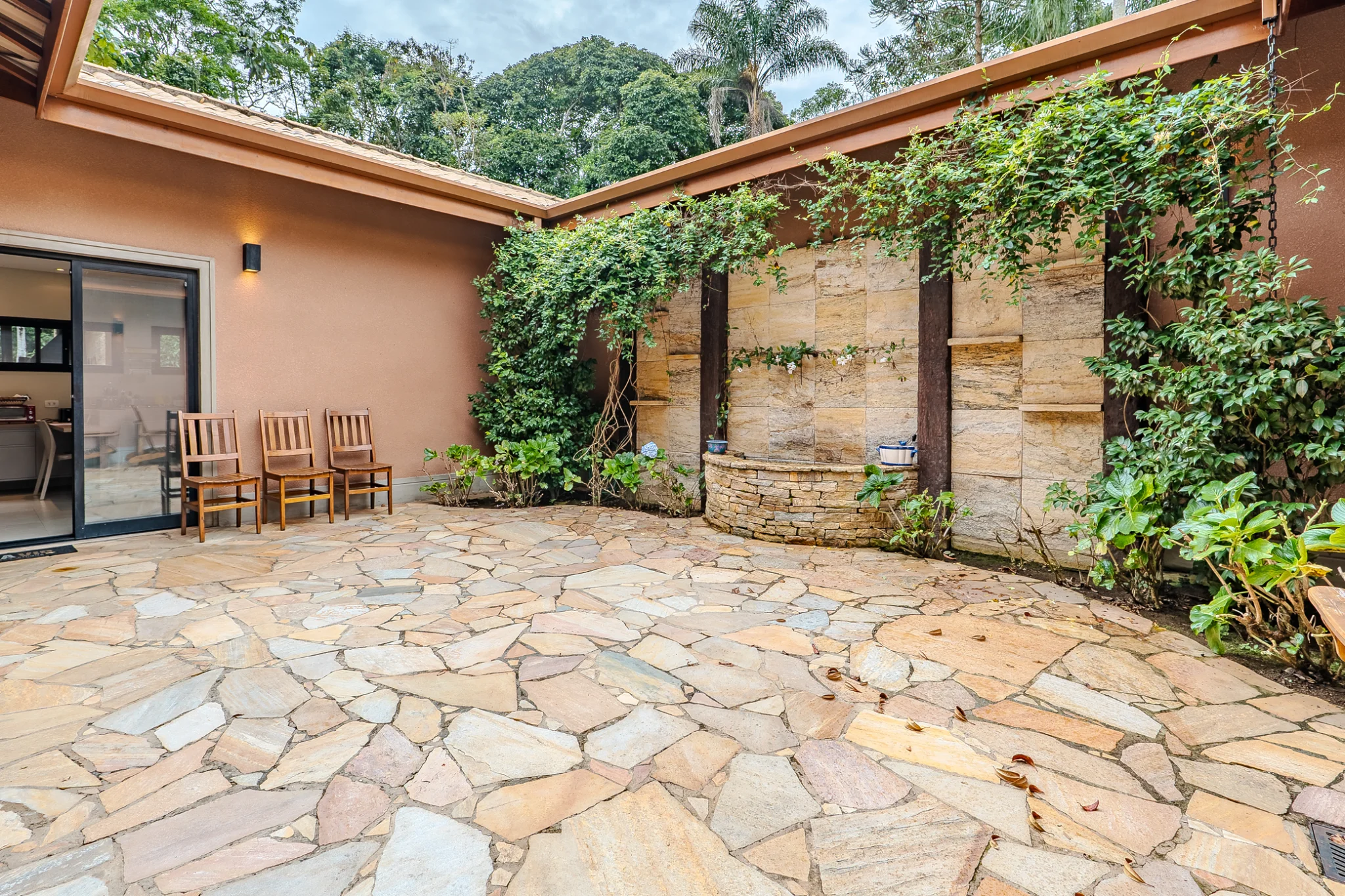 Casa à venda com 4 suítes no Residencial Santo Antônio em Santo Antônio do Pinhal/SP.