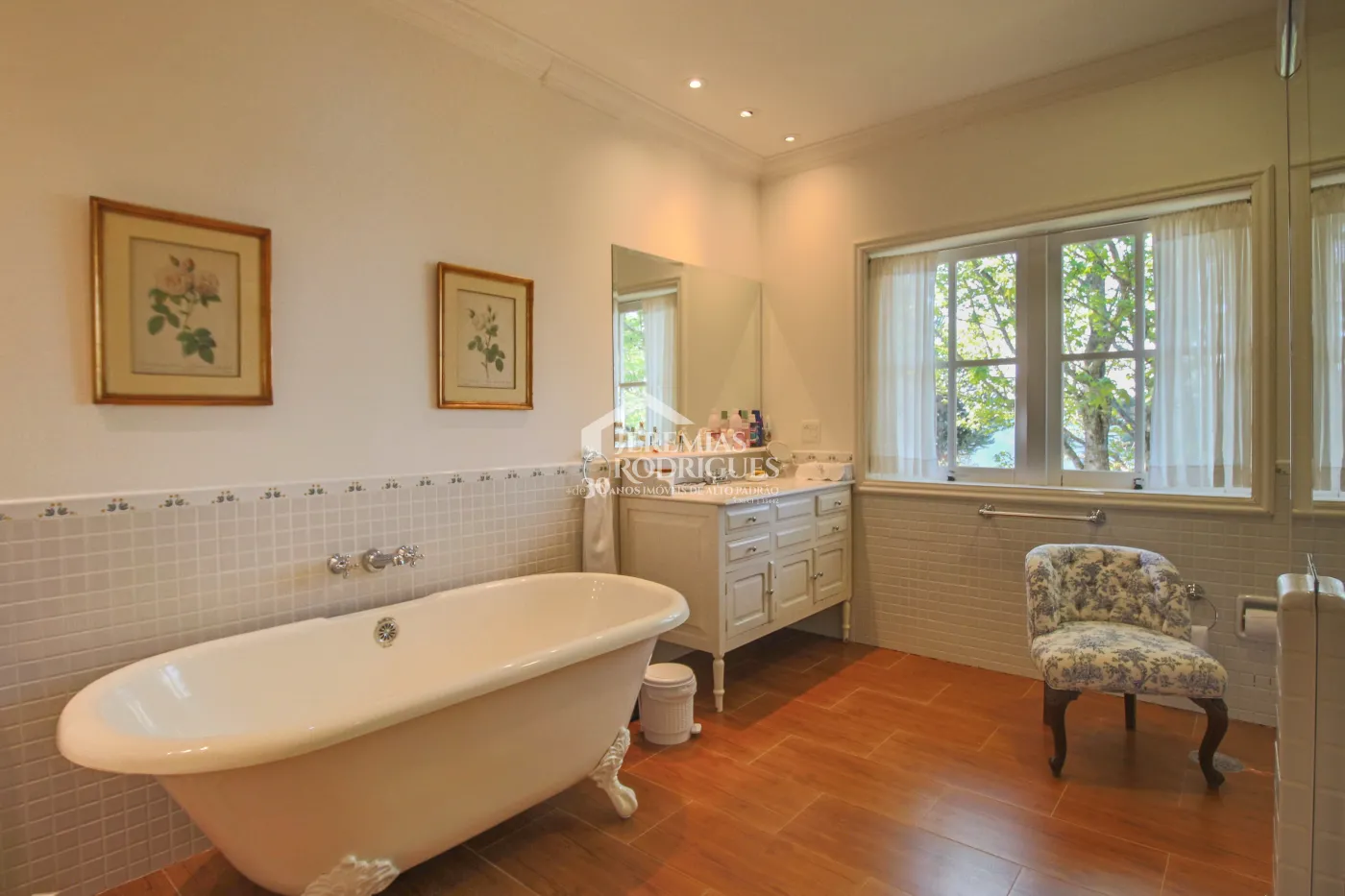 Sobrado com 6 suítes, 615 m² - Vila Inglesa - Campos do Jordão/SP.