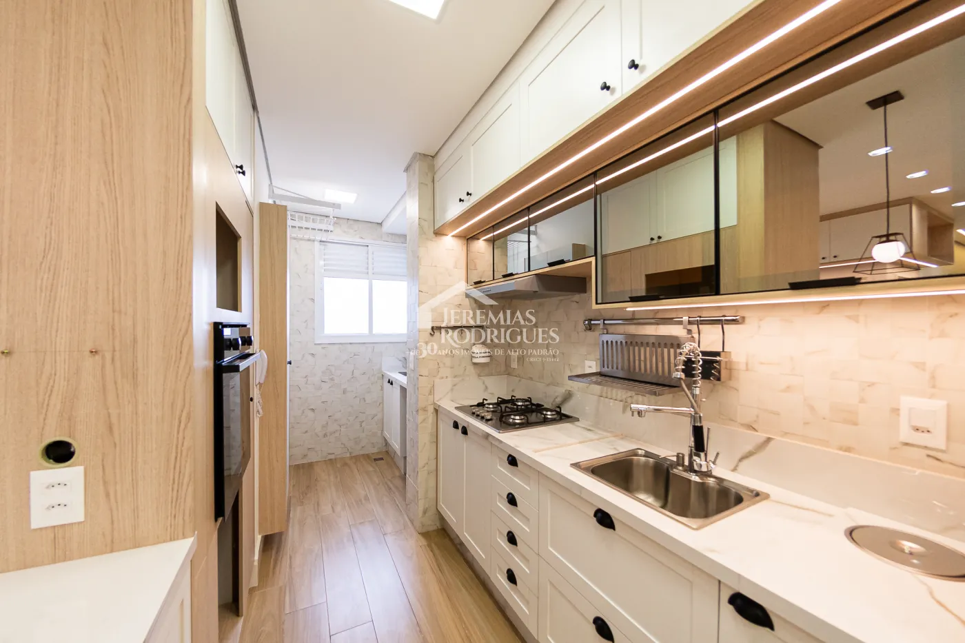 Apartamento à venda com 3 dormitórios, 98 m² no Edifício Bauhaus em Pindamonhangaba/SP.