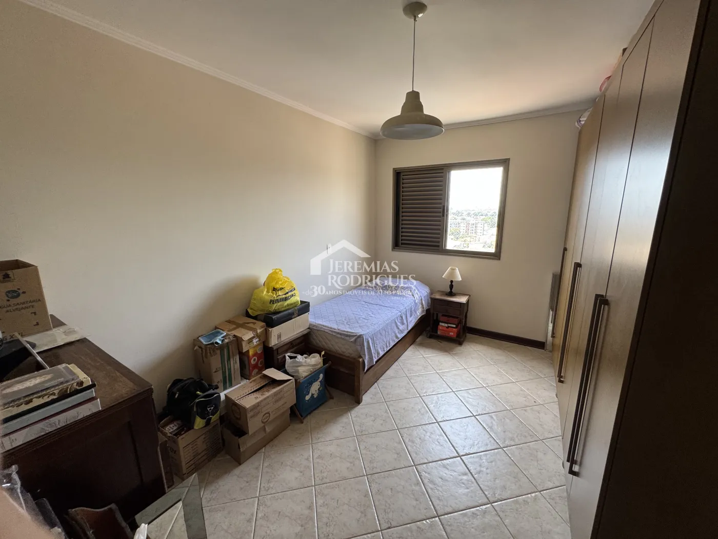 Apartamento à venda com 3 suítes, 276 m² no Edifício Vienna em Pindamonhangaba/SP.