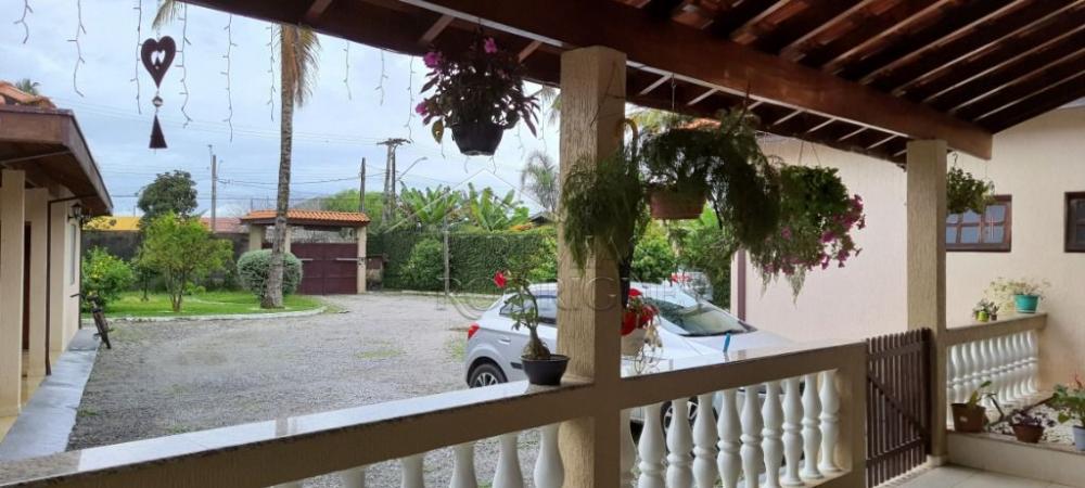 Chácara à venda com com 3 suítes no bairro Areão em Taubaté/SP. 