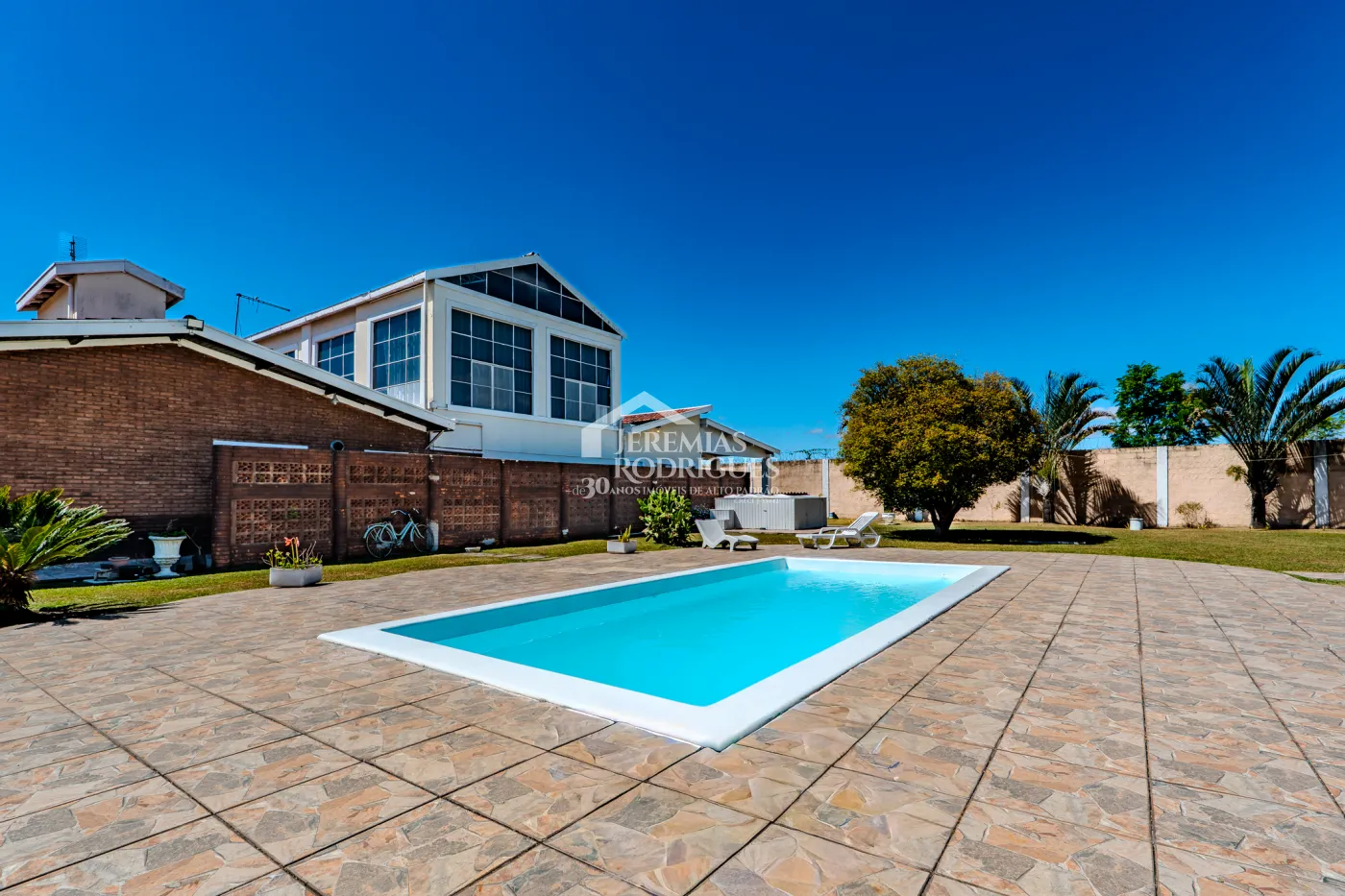 A Imobiliária Jeremias Rodrigues Imóveis de Alto Padrão disponibiliza para venda essa casa no Condomínio Morada do Visconde em Tremembé/SP.