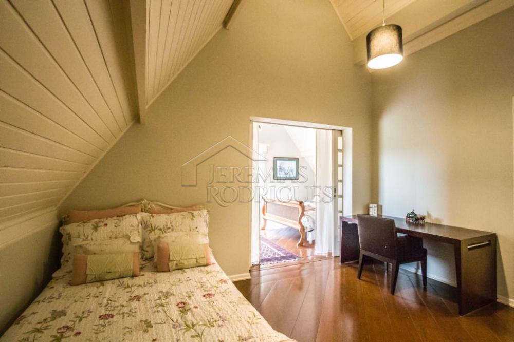 Casa à venda com 7 dormitórios no bairro Recanto das Araucárias em Campos do Jordão/SP.