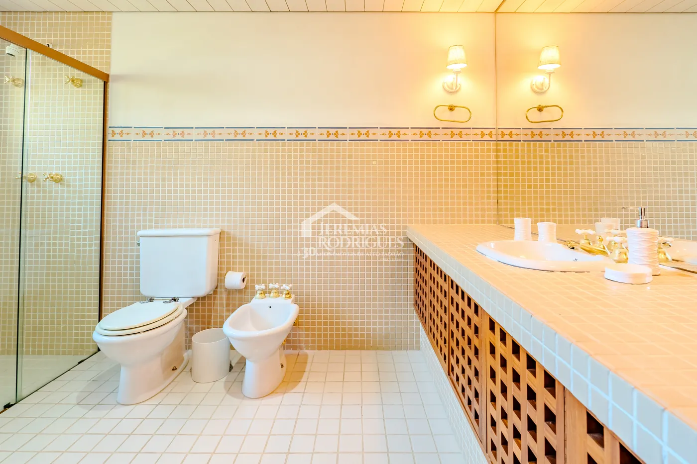 Mansão à venda com 7 suítes no Condomínio Vila Simonsen em Campos do Jordão/SP.