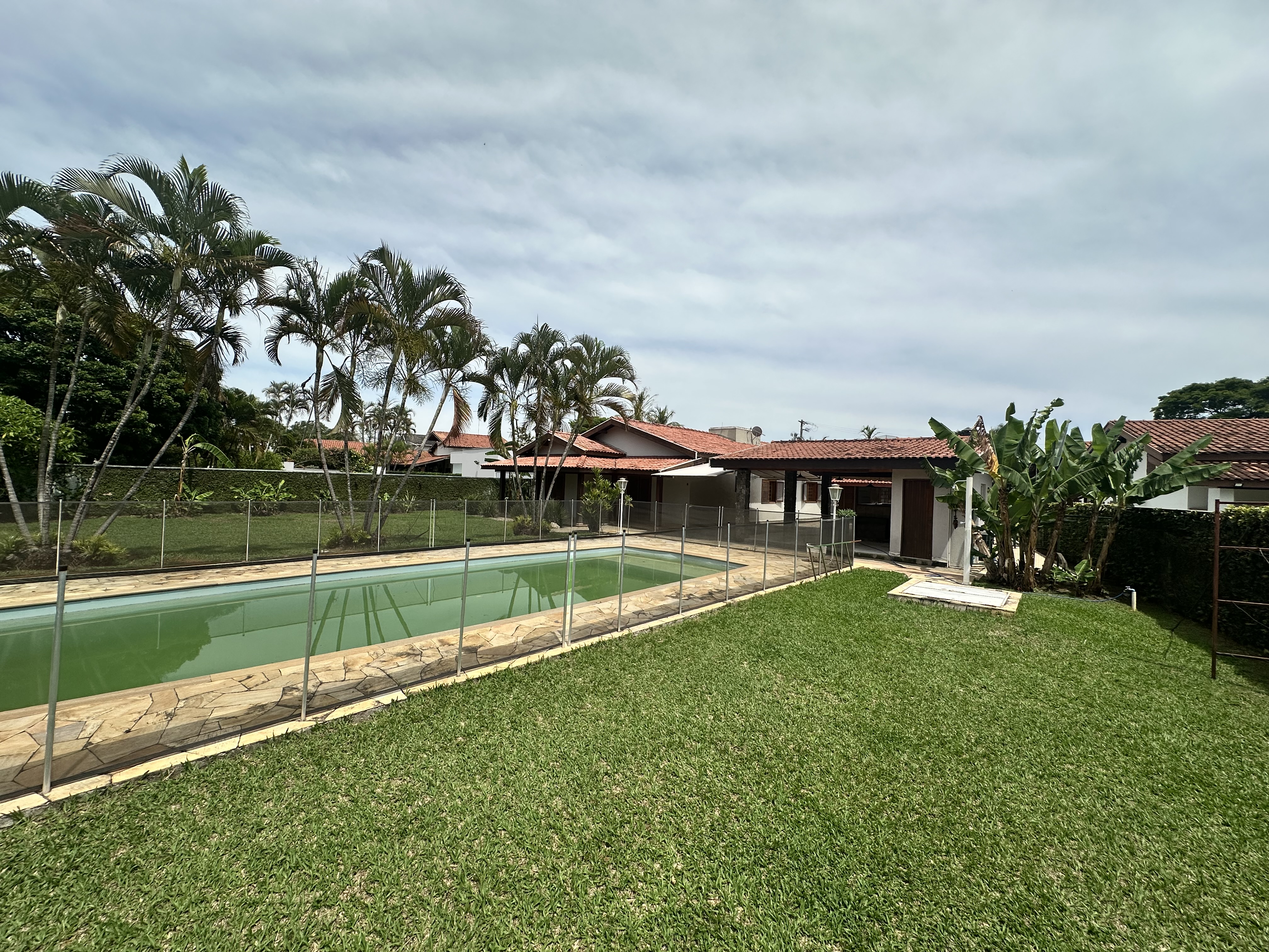 Casa para venda e locação com 6 dormitórios no Condomínio Village Paineiras em Pindamonhangaba/SP.