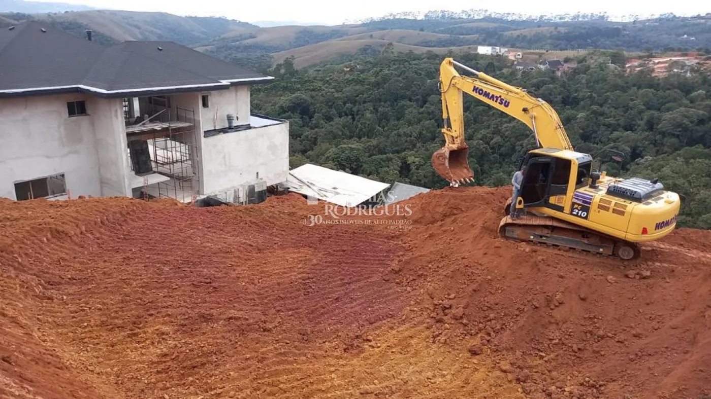 Terreno à venda com 1.008 m² no Condomínio Ecológico 2 em Campos do Jordão/SP.