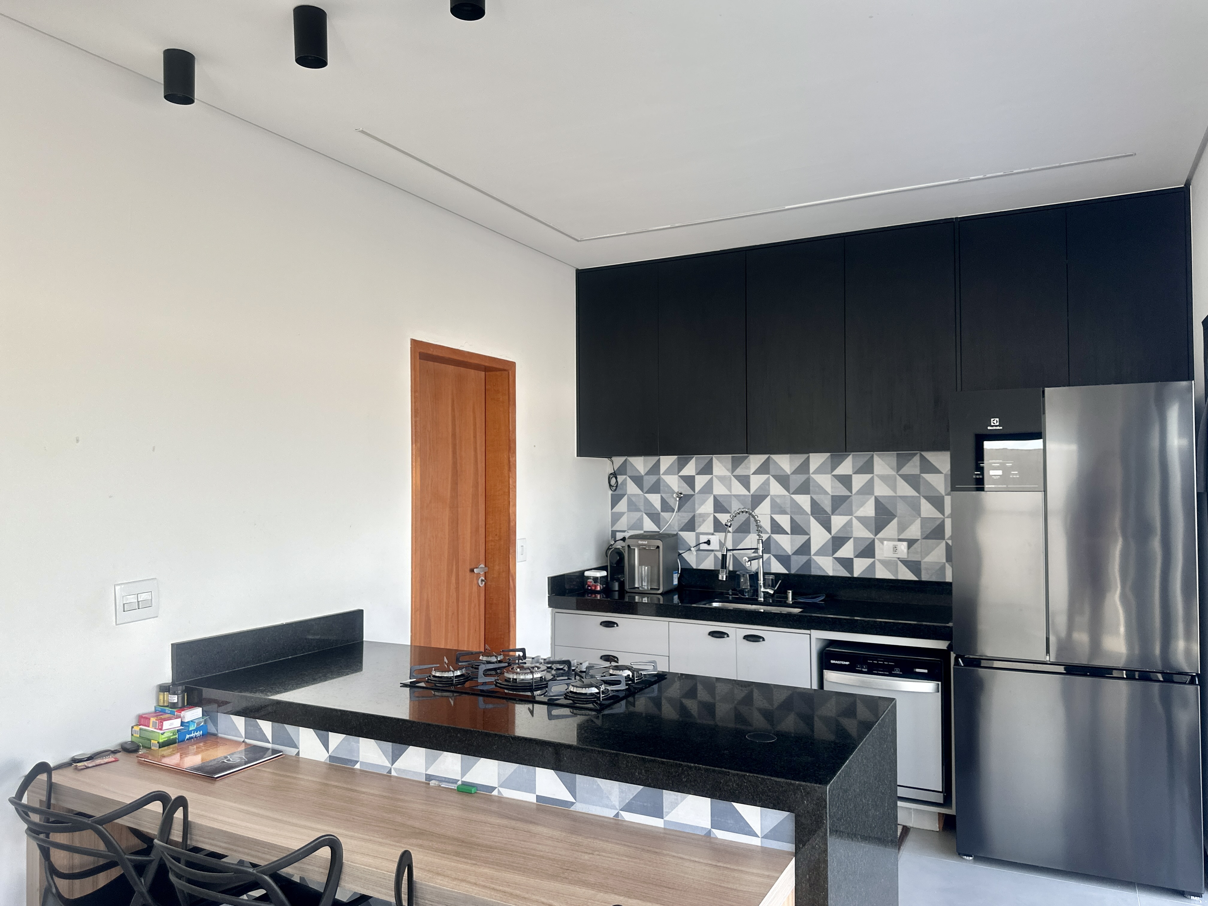 Casa à venda com 4 dormitórios no Condomínio Bella Vitta em Caçapava/SP.