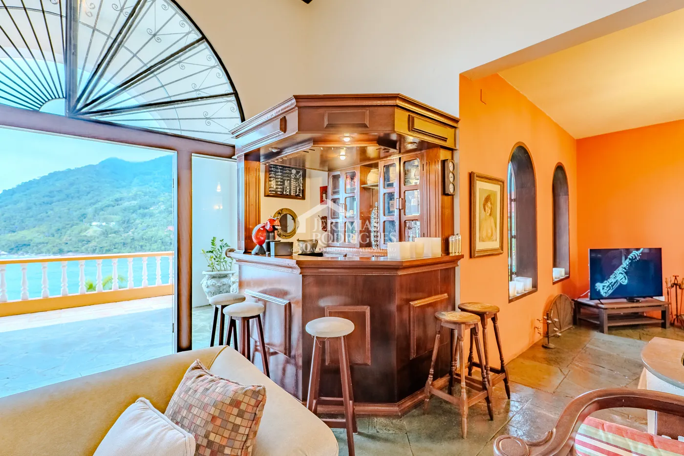 Mansão à venda com 7suítes no Condomínio Santa Rita em Ubatuba/SP.