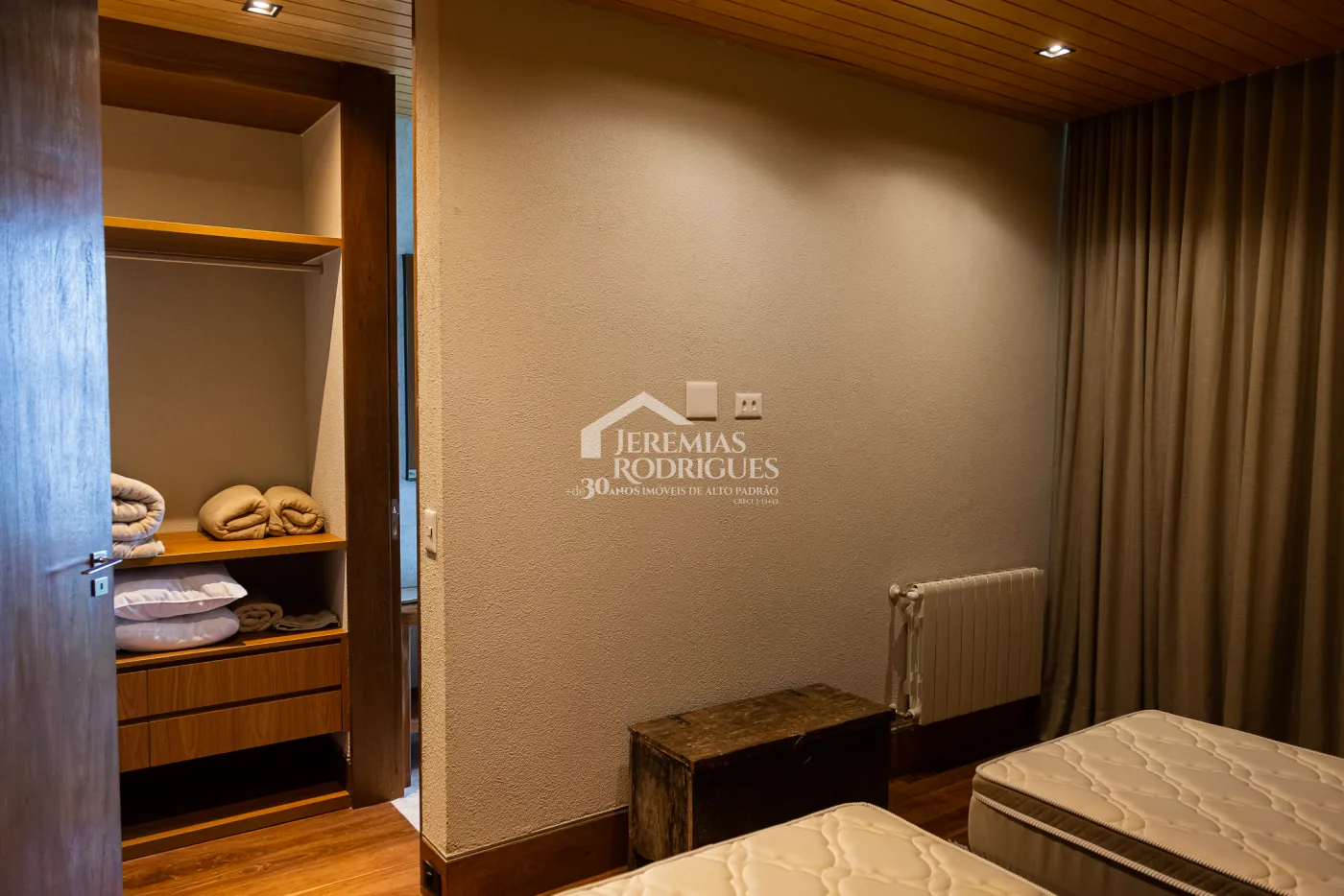 Casa com 5 quartos, 560 m²- Colinas Capivari - Campos do Jordão/SP