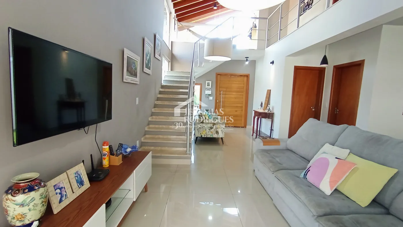 Casa à venda com 3 suítes no Condomínio Moema Ville em Pindamonhangaba/SP.