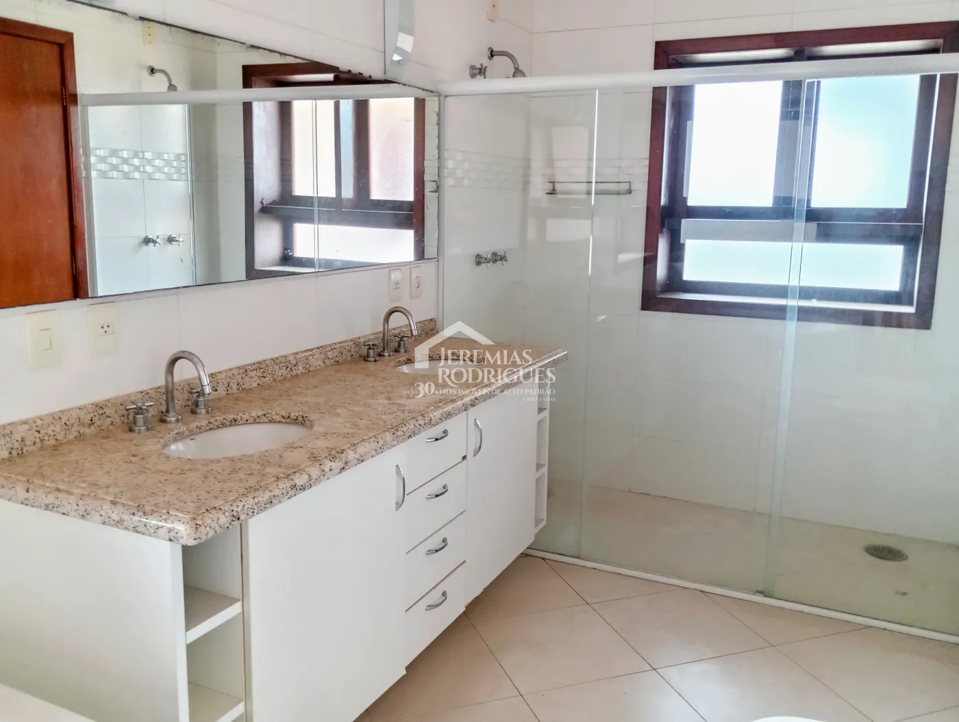 Casa à venda e locação com 4 suítes no Condomínio Colonial Village I em Pindamonhangaba/SP.