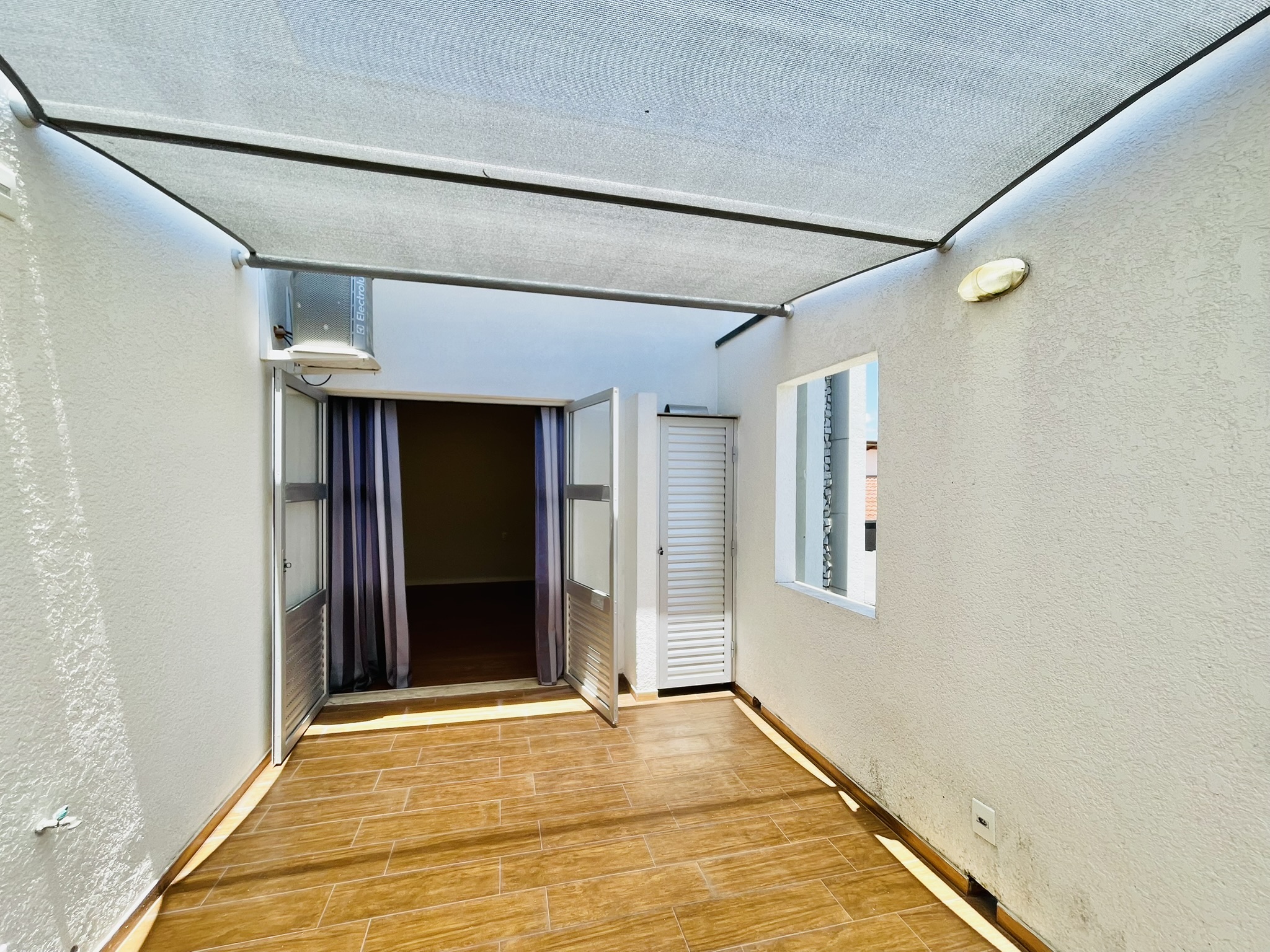 Casa à venda com 3 suítes no Condomínio Campos do Conde II em Tremembé/SP.