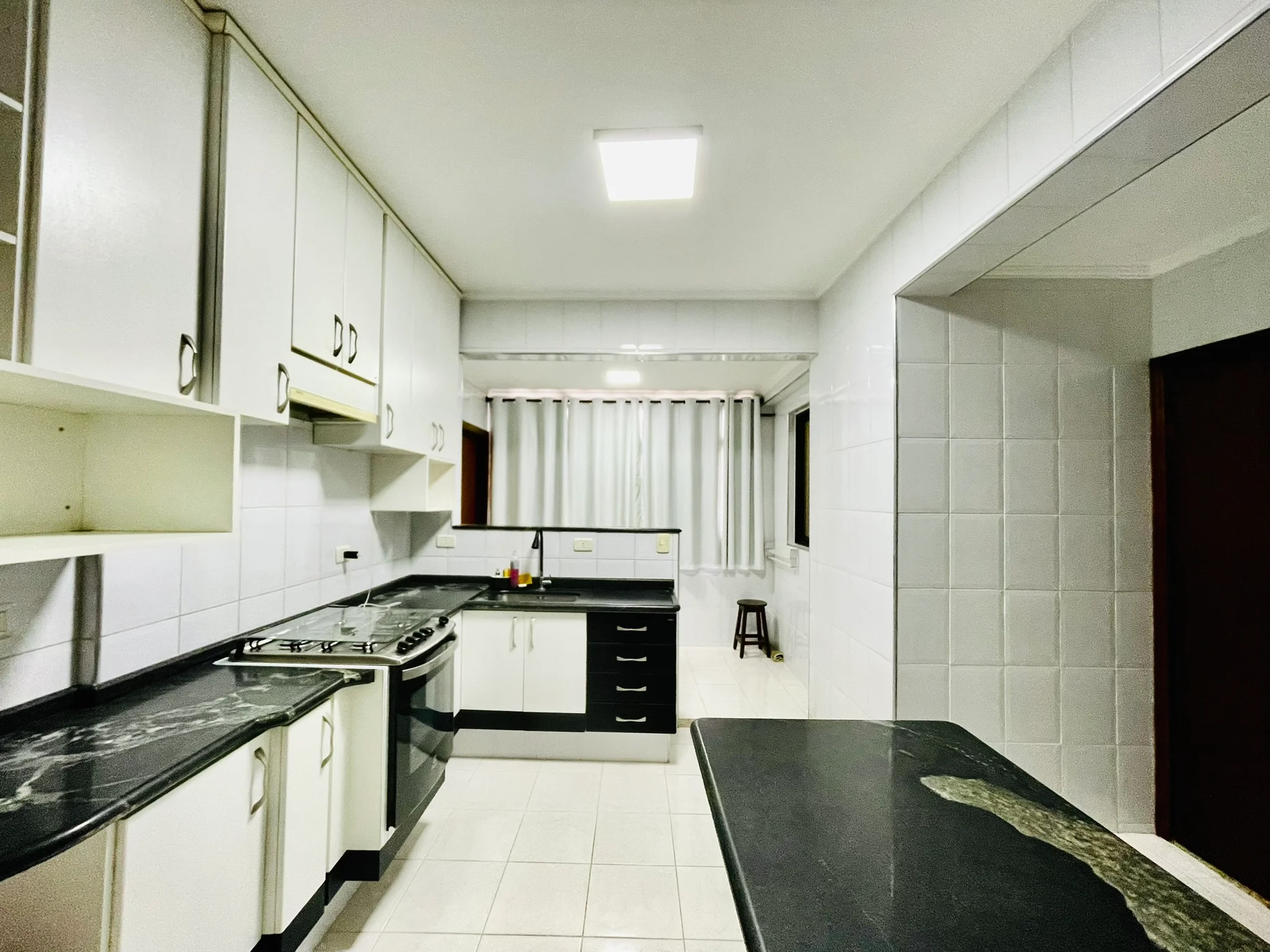 Apartamento para venda com 5 dormitórios no Edifício Olimpia em Taubaté/SP. 