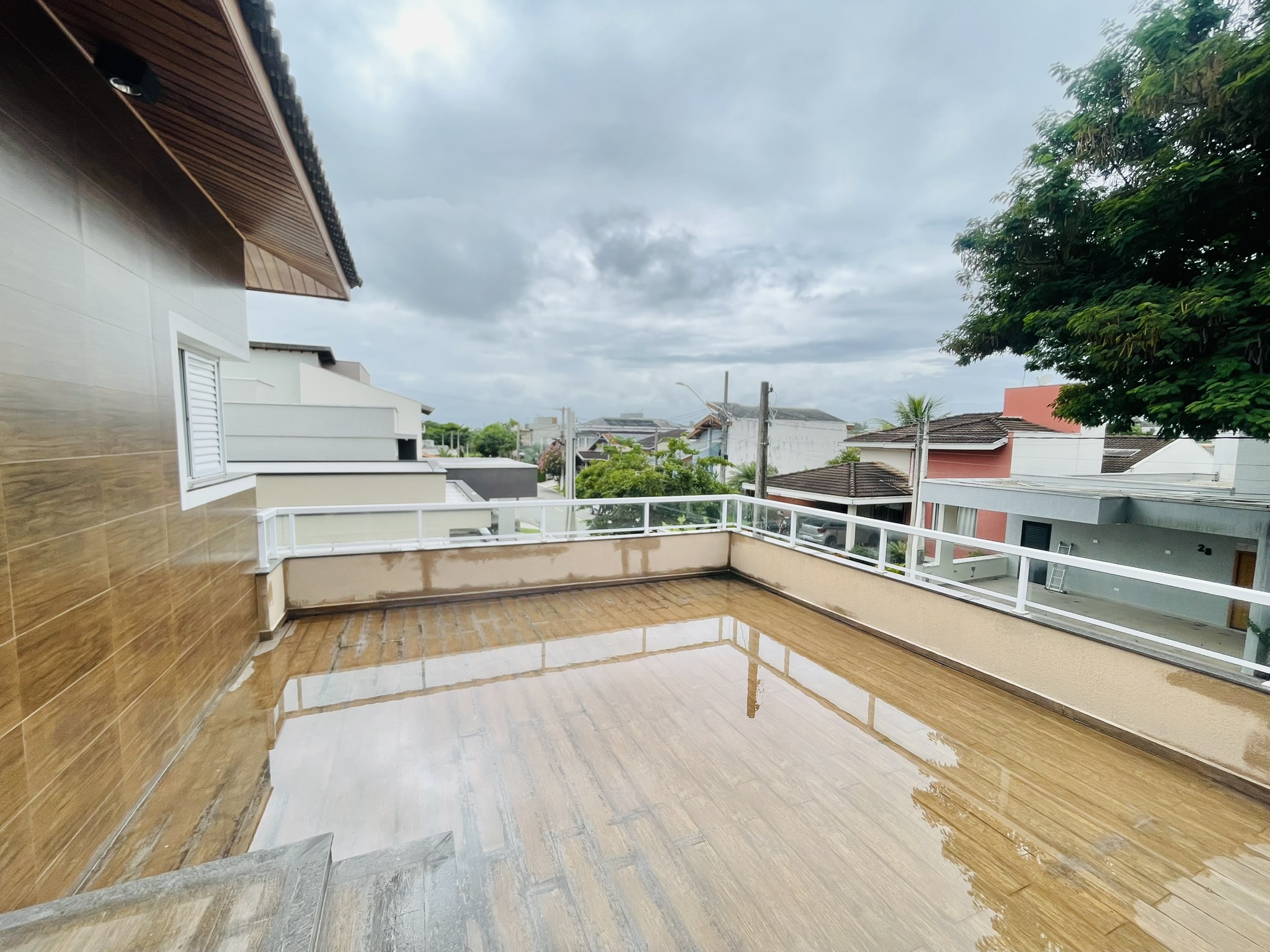 Casa para locação com 4 dormitórios no Condomínio Campos do Conde II em Tremembé/SP.