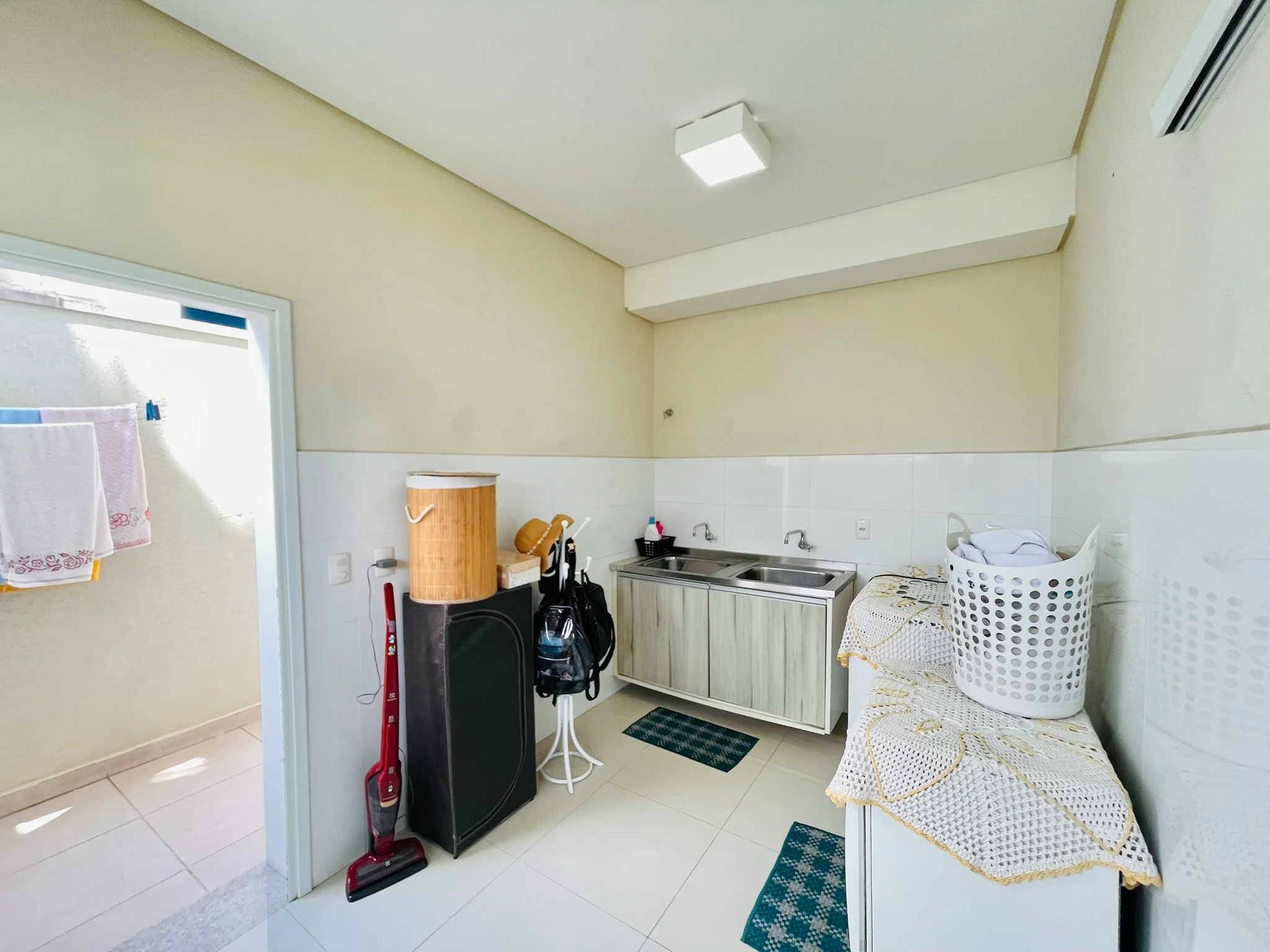 Casa à venda com 4 dormitórios no Condomínio Campos do Conde II em Tremembé/SP.