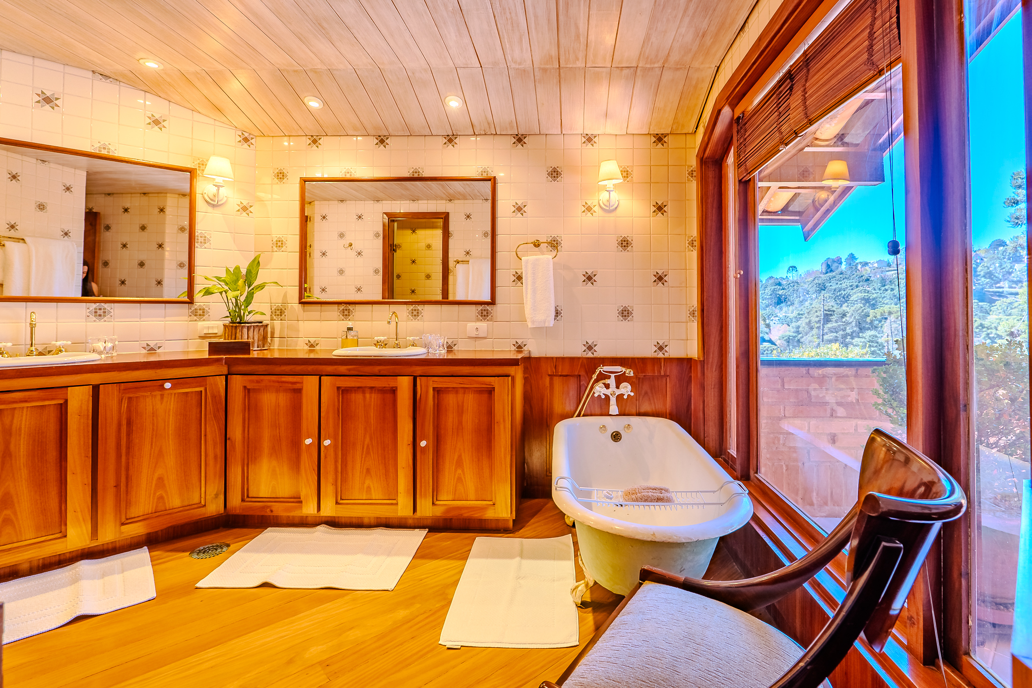 Mansão à venda com 7 suítes no Condomínio Vila Simonsen em Campos do Jordão/SP.