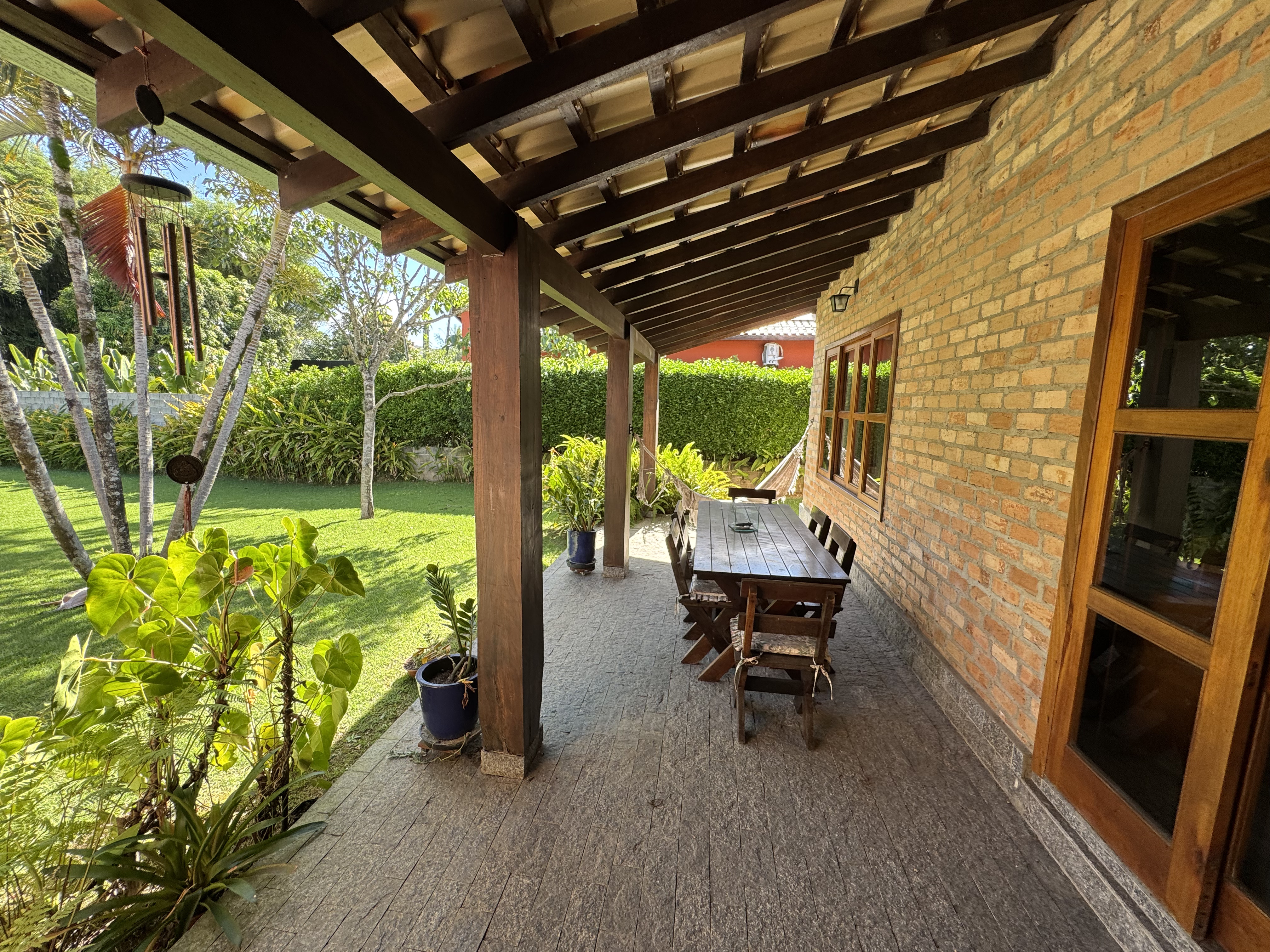 Casa à venda com 4 dormitórios no Condomínio Village Paineiras em Pindamonhangaba/SP.