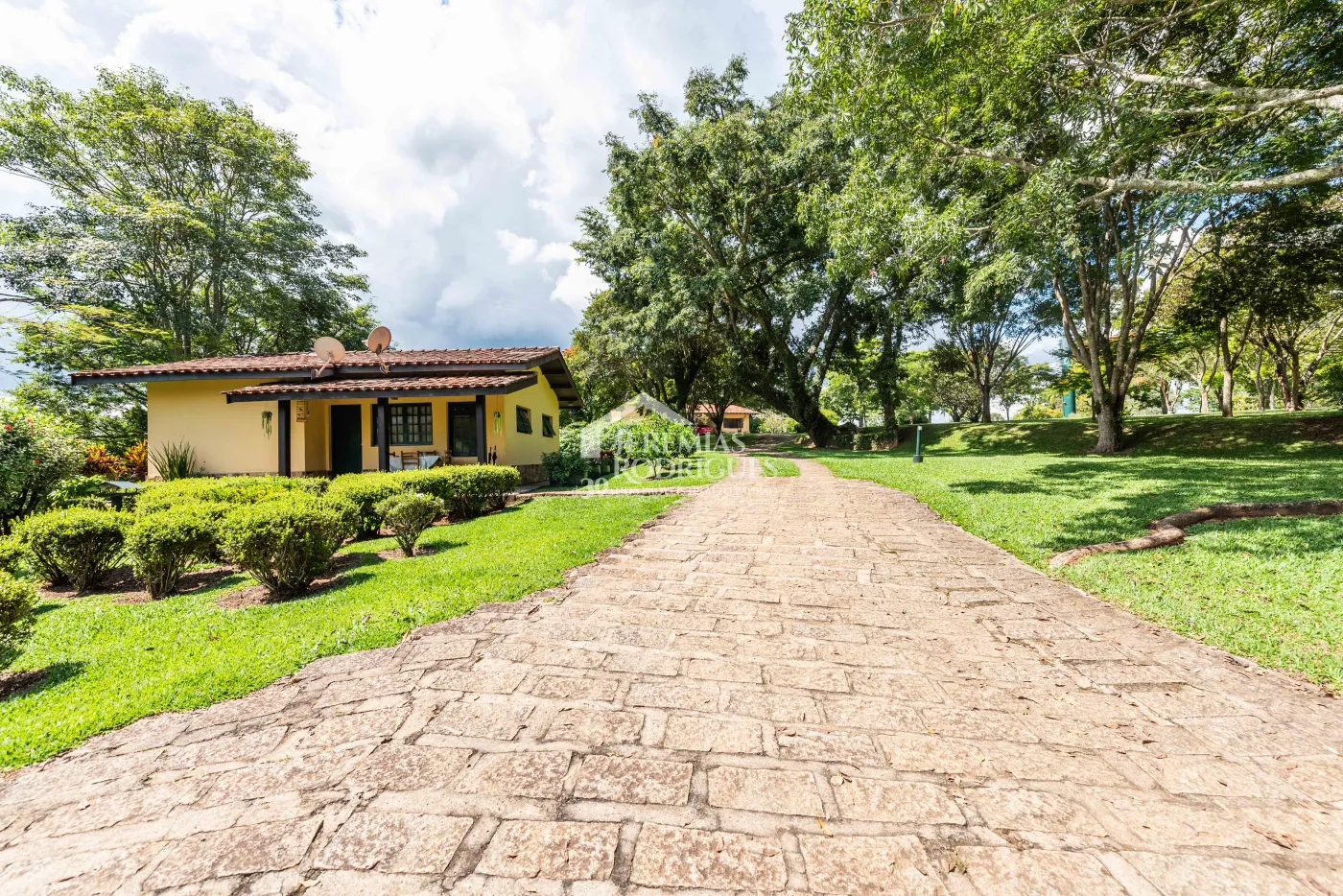 Sitio com 9 suítes, 2.600 m² - Piracaia/SP.