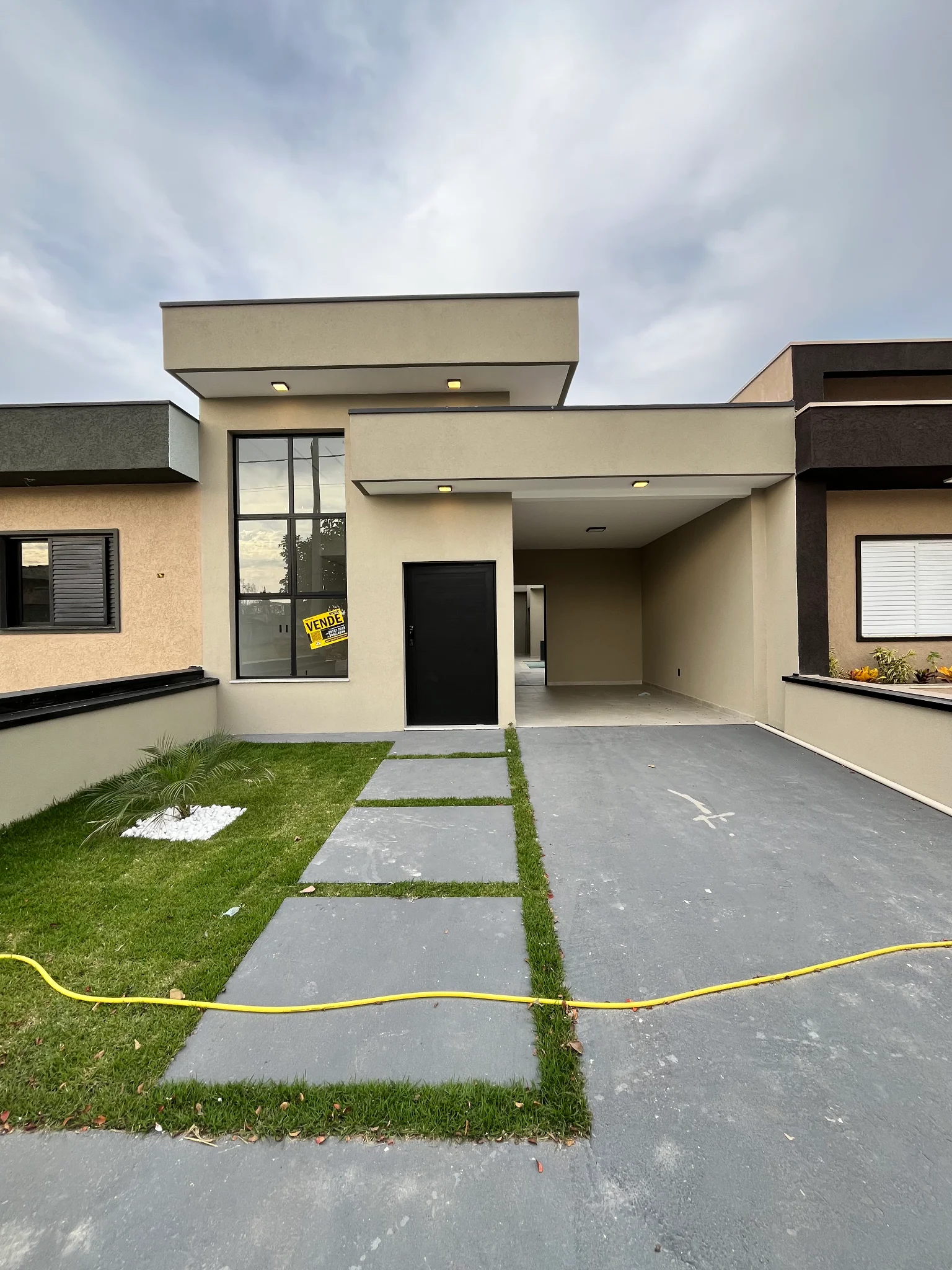 Casa térrea moderna com ilha gourmet à venda no Condomínio Laguna Residencial em Pindamonhangaba/SP