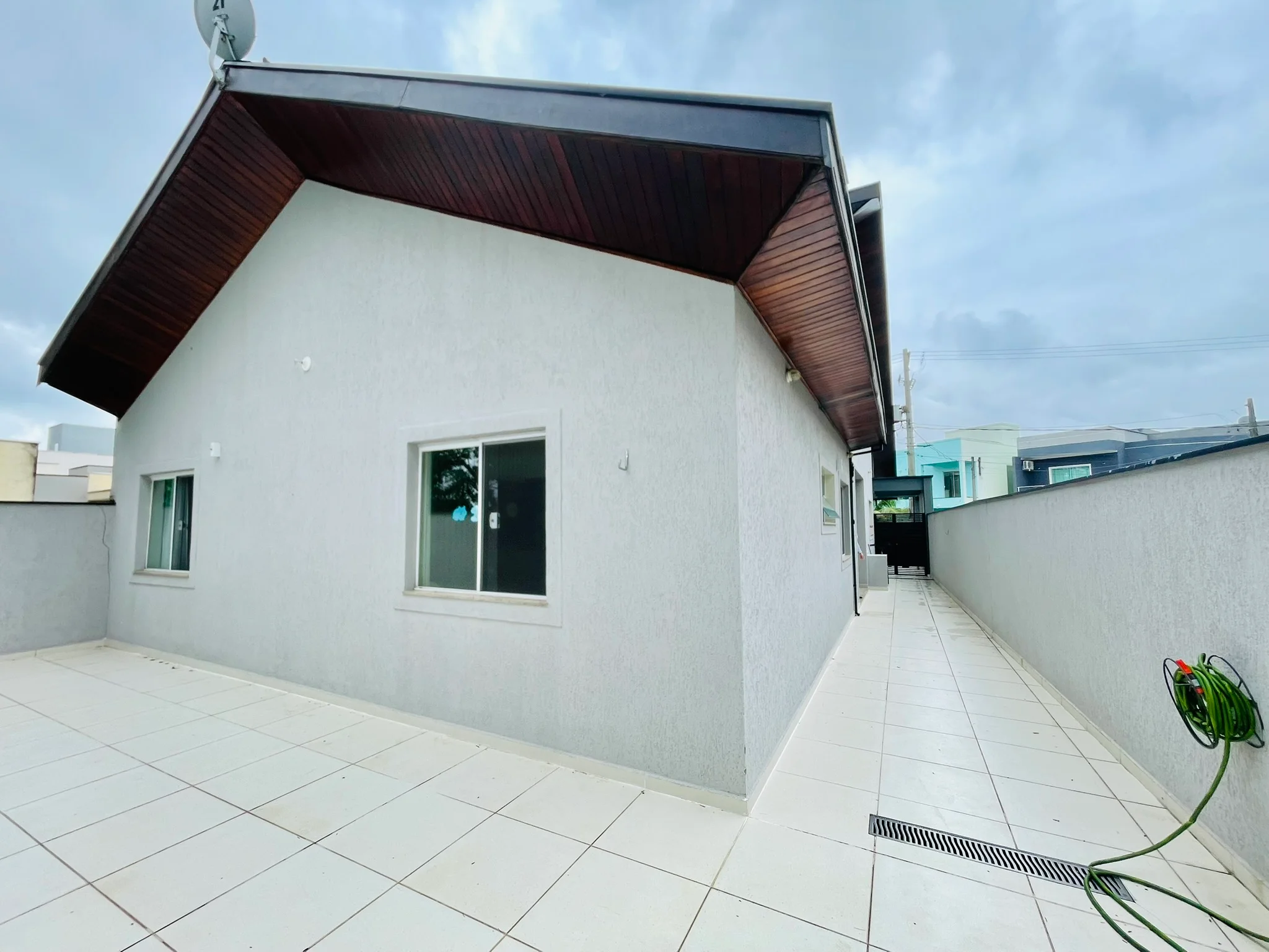 Casa à venda com 3 dormitórios no Condomínio Campos do Conde II em Tremembé/SP. 