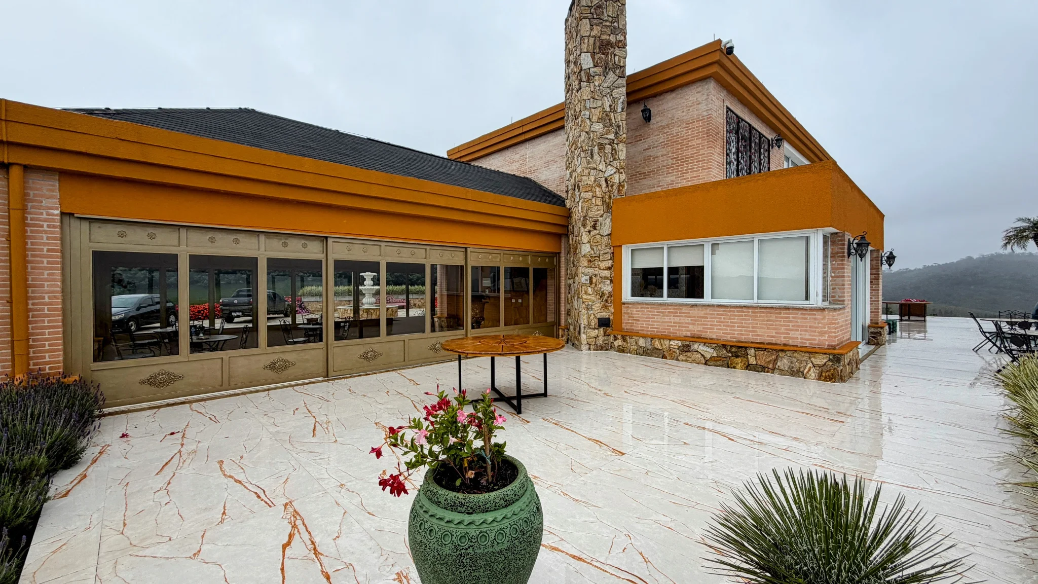 Casa à venda com 4 suítes no  Condomínio Iporanga em Campos do Jordão/SP. 