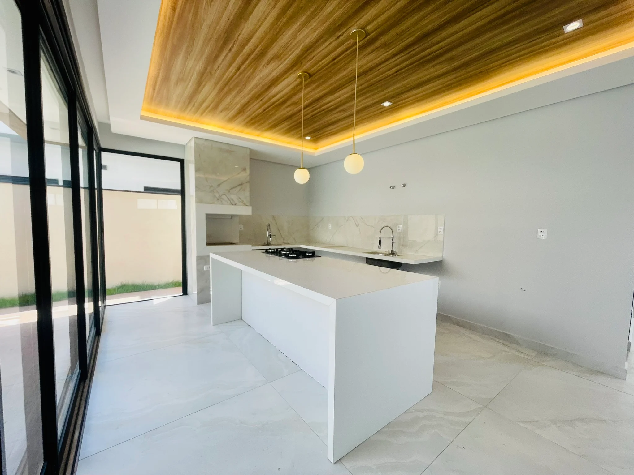 Casa para venda e locação com 3 dormitórios no Condomínio Terras do Vale em Caçapava/SP. 