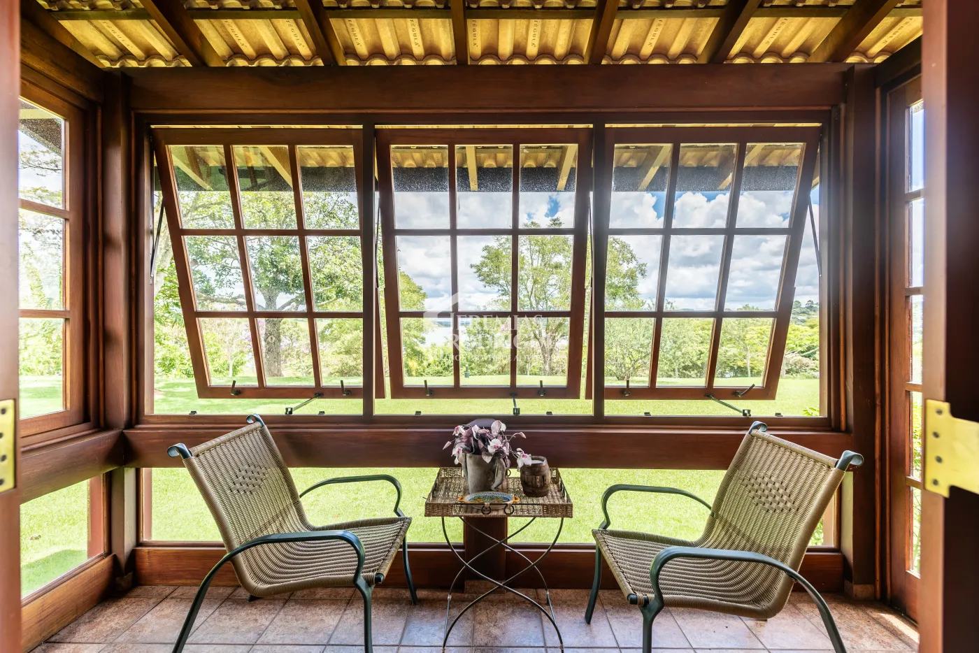 Sitio com 9 suítes, 2.600 m² - Piracaia/SP.