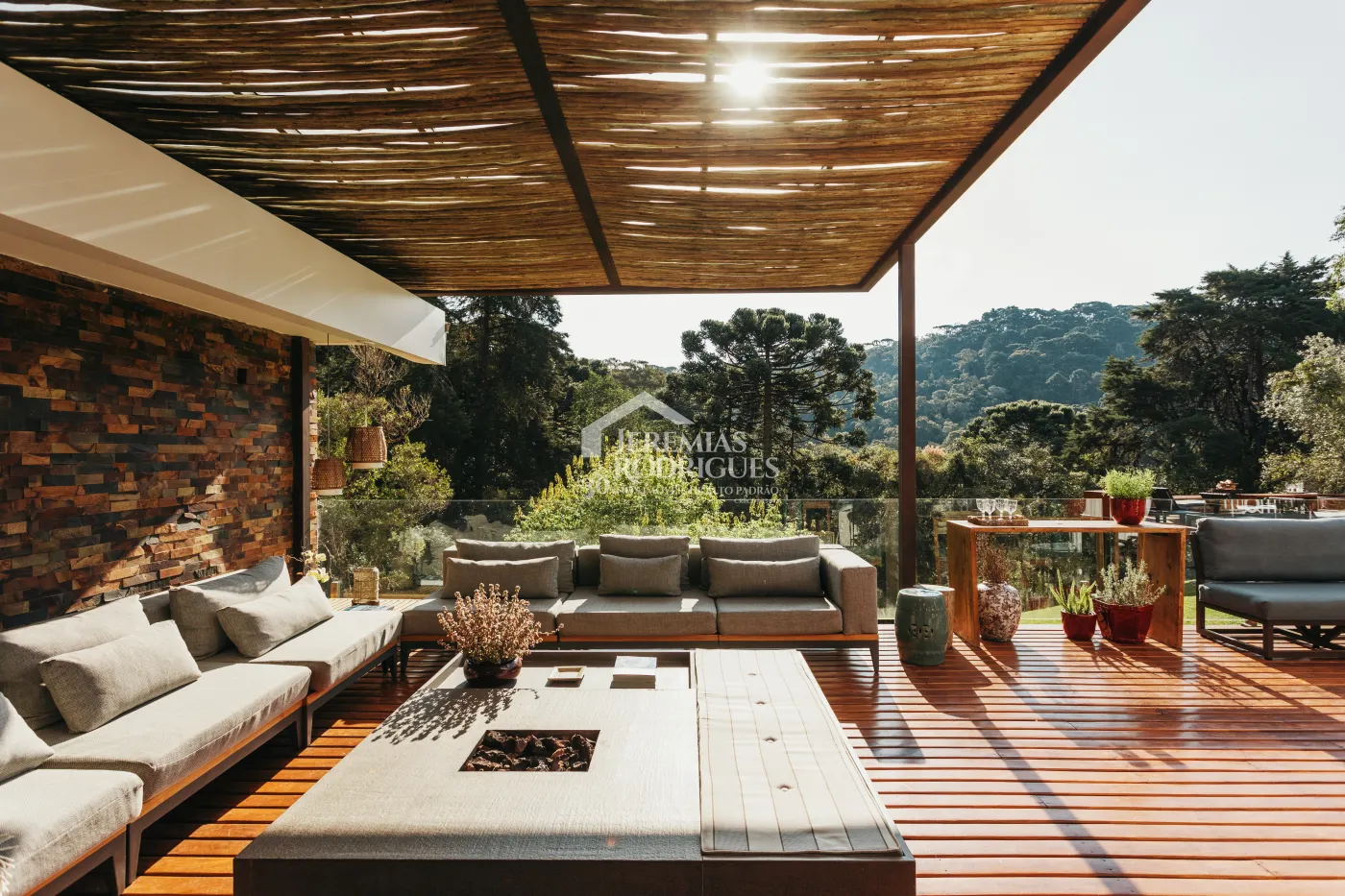Casa na montanha para venda com 8 suítes no bairro Jardim Belvedere em Campos do Jordão/SP