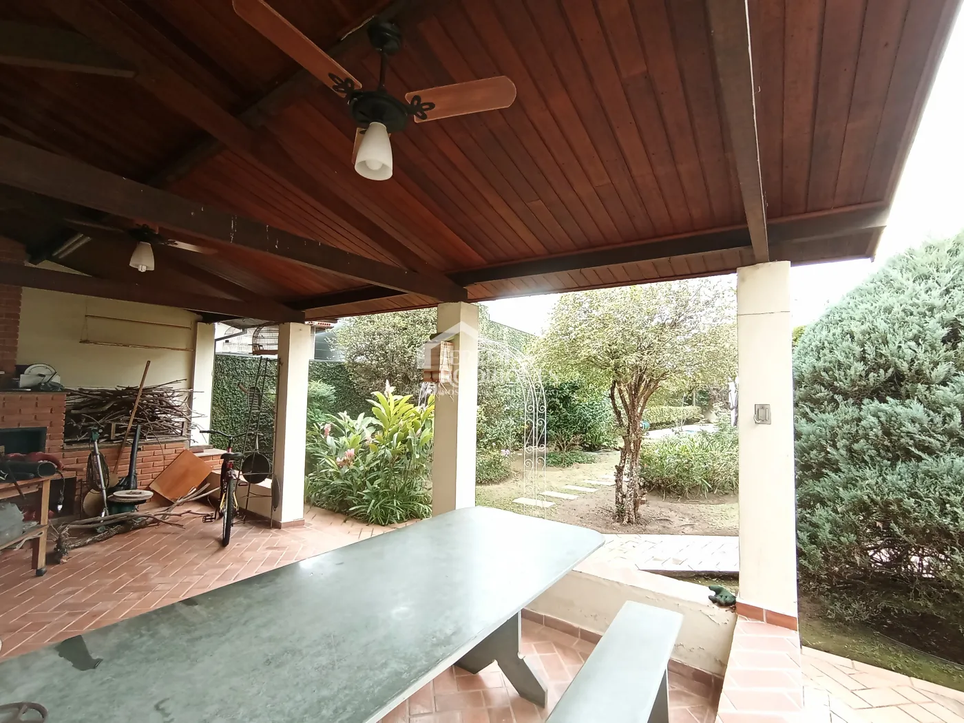 Casa para venda e locação com 3 suítes no bairro Parque das Flores em Taubaté/SP.