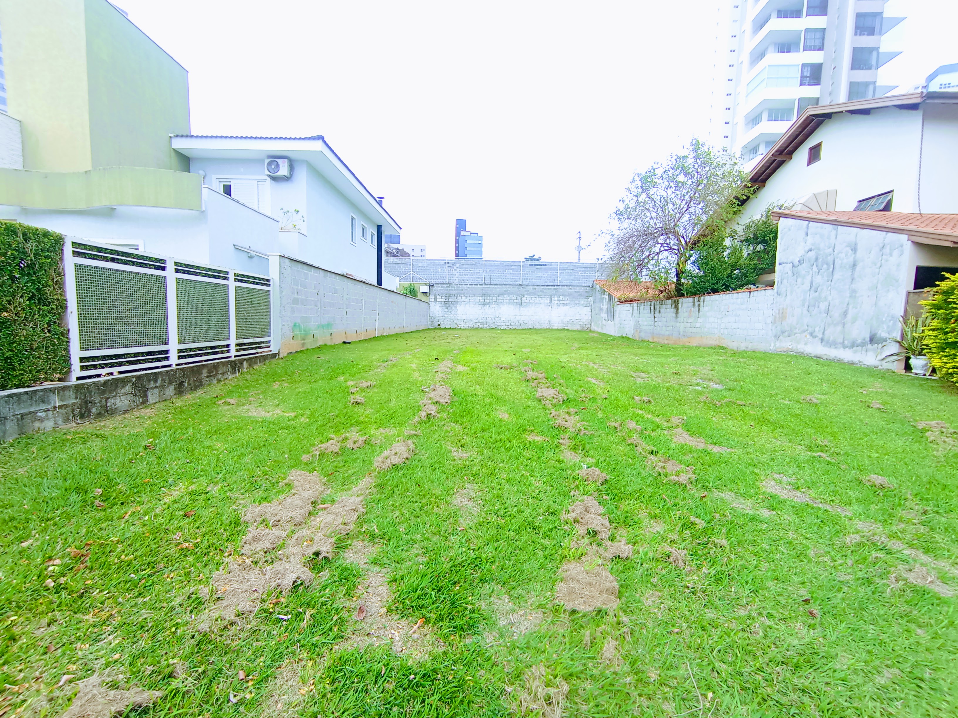 Terreno à venda com 445 m² no Condomínio Taubaté Village em Taubaté/SP. 