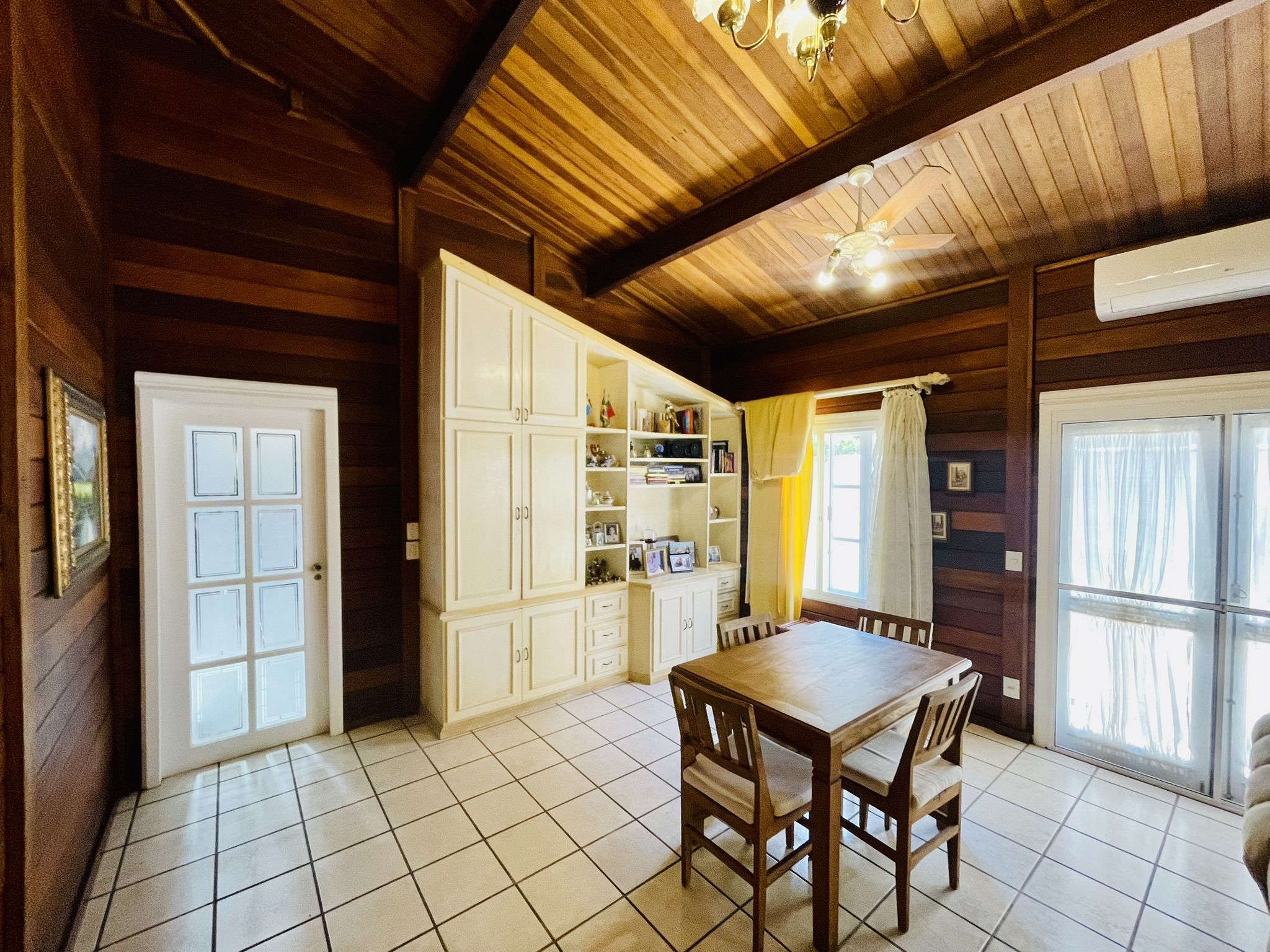 Casa à venda com 4 dormitórios no Condomínio Vale do Sol em Tremembé/SP.