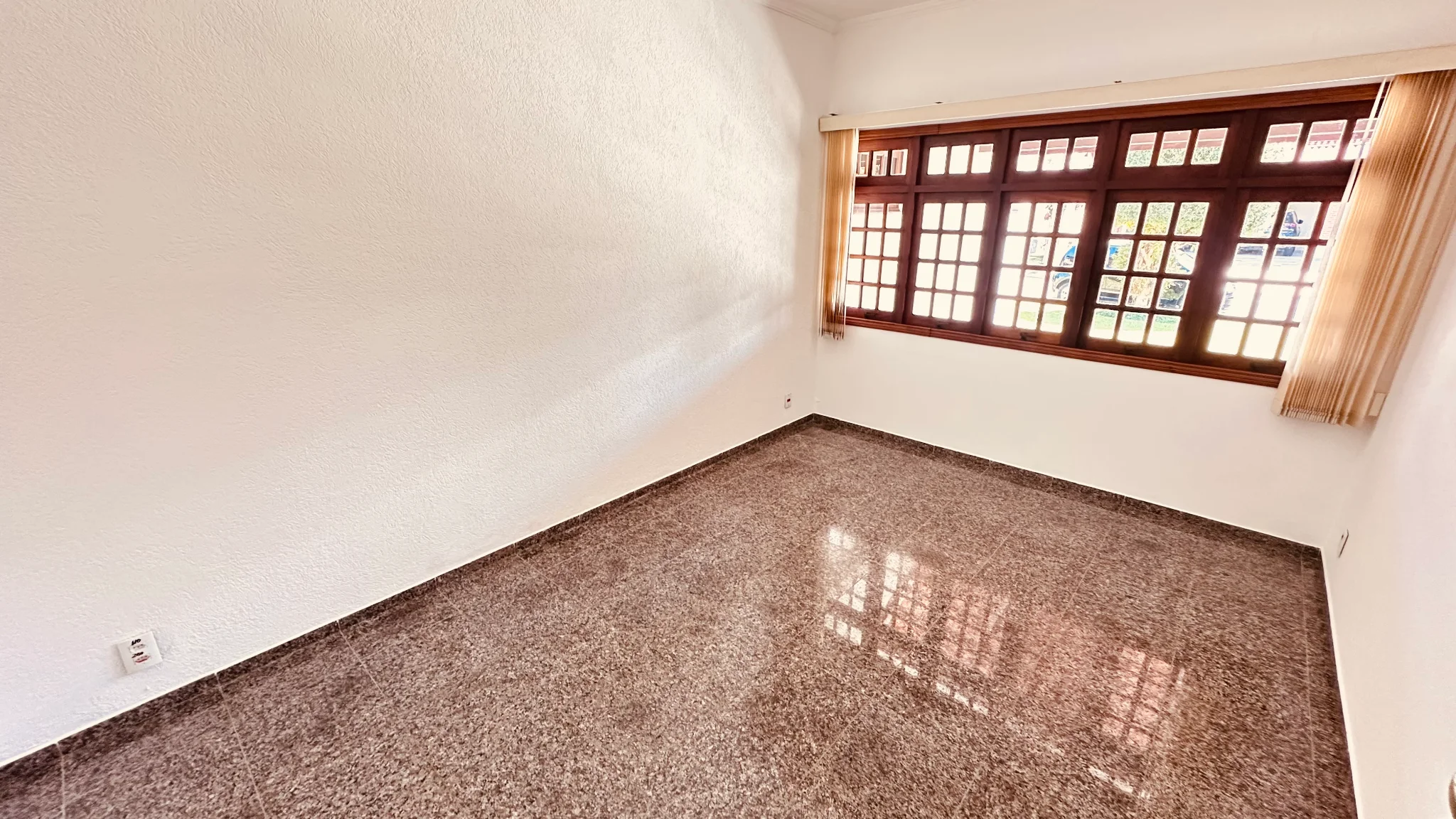 Casa com 6 dormitórios para locação no Condomínio Village Paineiras em Pindamonhangaba/SP