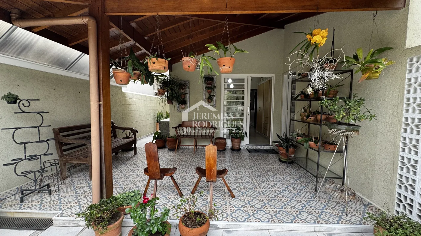 Casa assobradada à venda com 4 dormitórios no Condomínio Jardim das Hortênsias em Taubaté/SP.