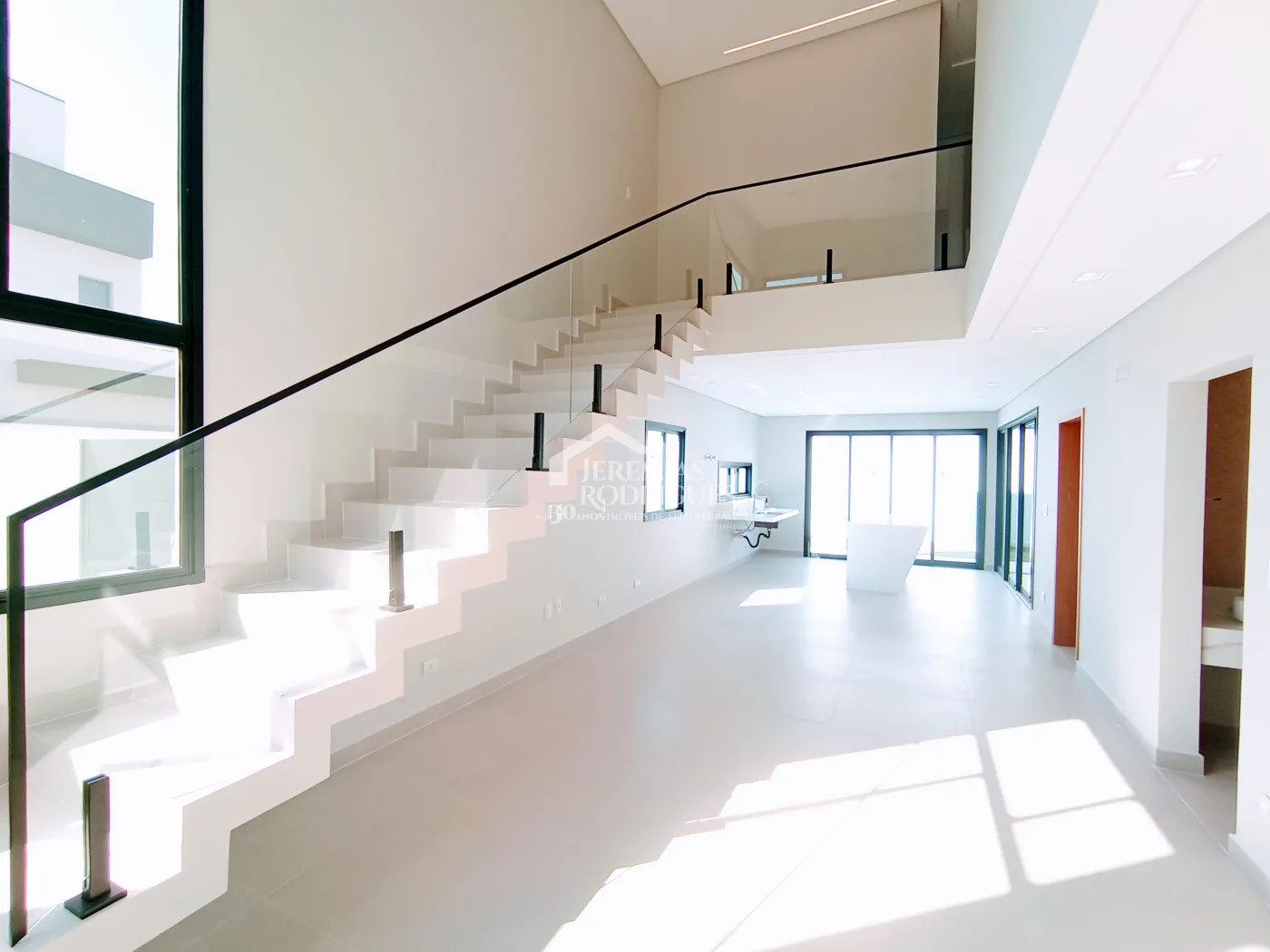 Casa à venda com 3 dormitórios no Condomínio Malibu em Caçapava/SP.