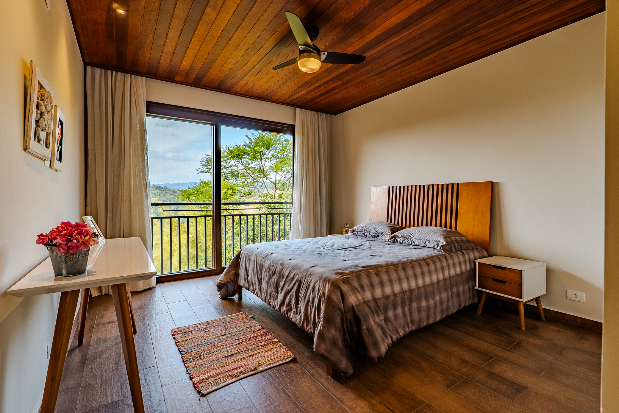 Casa à venda com com 5 suítes no Condomínio Country Club em Santo Antônio do Pinhal/SP. 