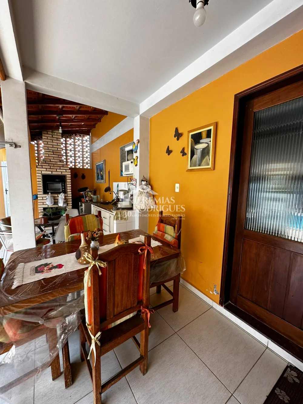 Casa à venda com 6 dormitórios no bairro Jardim das Nações em Taubaté/SP.