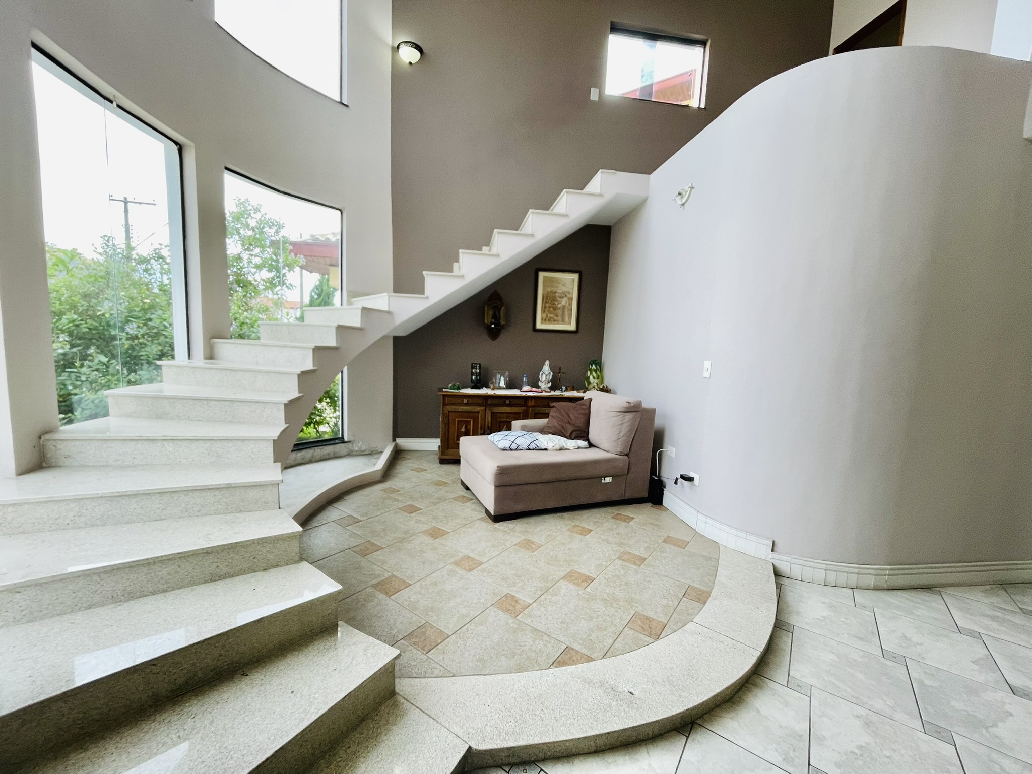 Casa à venda com 4 dormitórios no Condomínio Jardim das Hortênsias em Taubaté/SP.