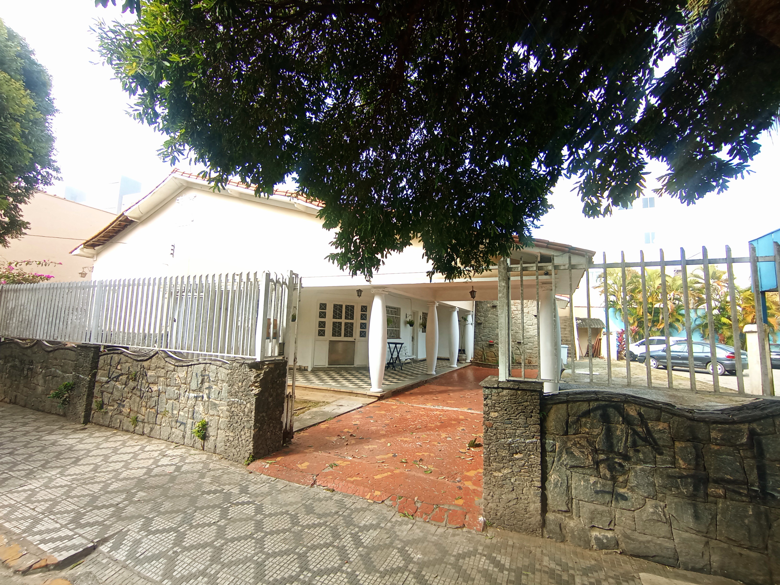 Casa à venda com 3 dormitórios no Centro em Pindamonhangaba/SP.