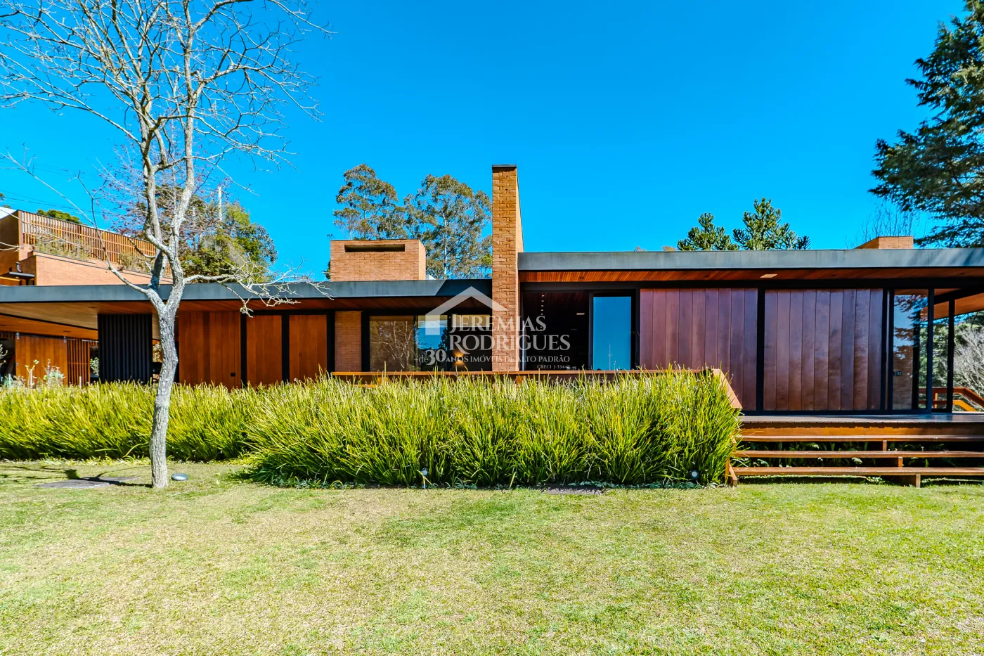 Mansão à venda com 7 suítes no Condomínio Vila Simonsen em Campos do Jordão/SP.