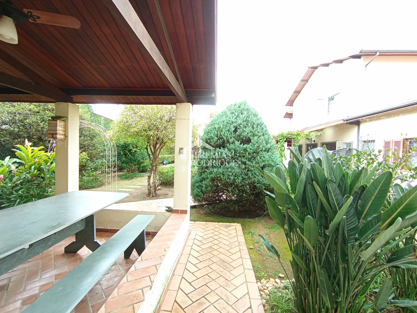 Casa para venda e locação com 3 suítes no bairro Parque das Flores em Taubaté/SP.